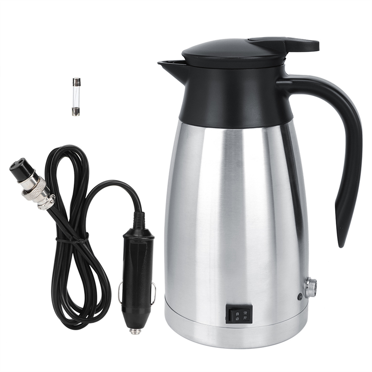 Silber-schwarzer elektrischer Wasserkocher mit schwarzem Griff, mit schwarzem Kabel und Sicherung. Weißer Hintergrund.