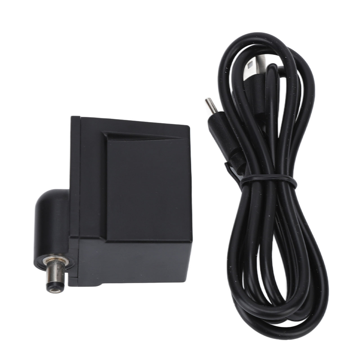 Ein schwarzes Netzteil mit Ladekabel, vor weißem Hintergrund gezeigt.