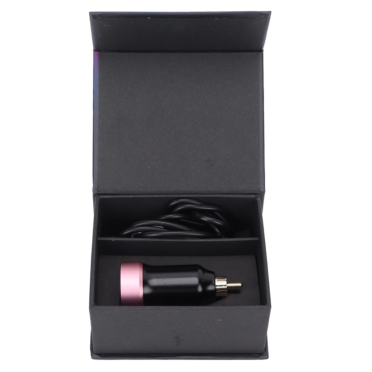 Eine schwarze Box mit einem Tattoo-Stift und Kabel. Der Stift hat einen rosa Akzent.