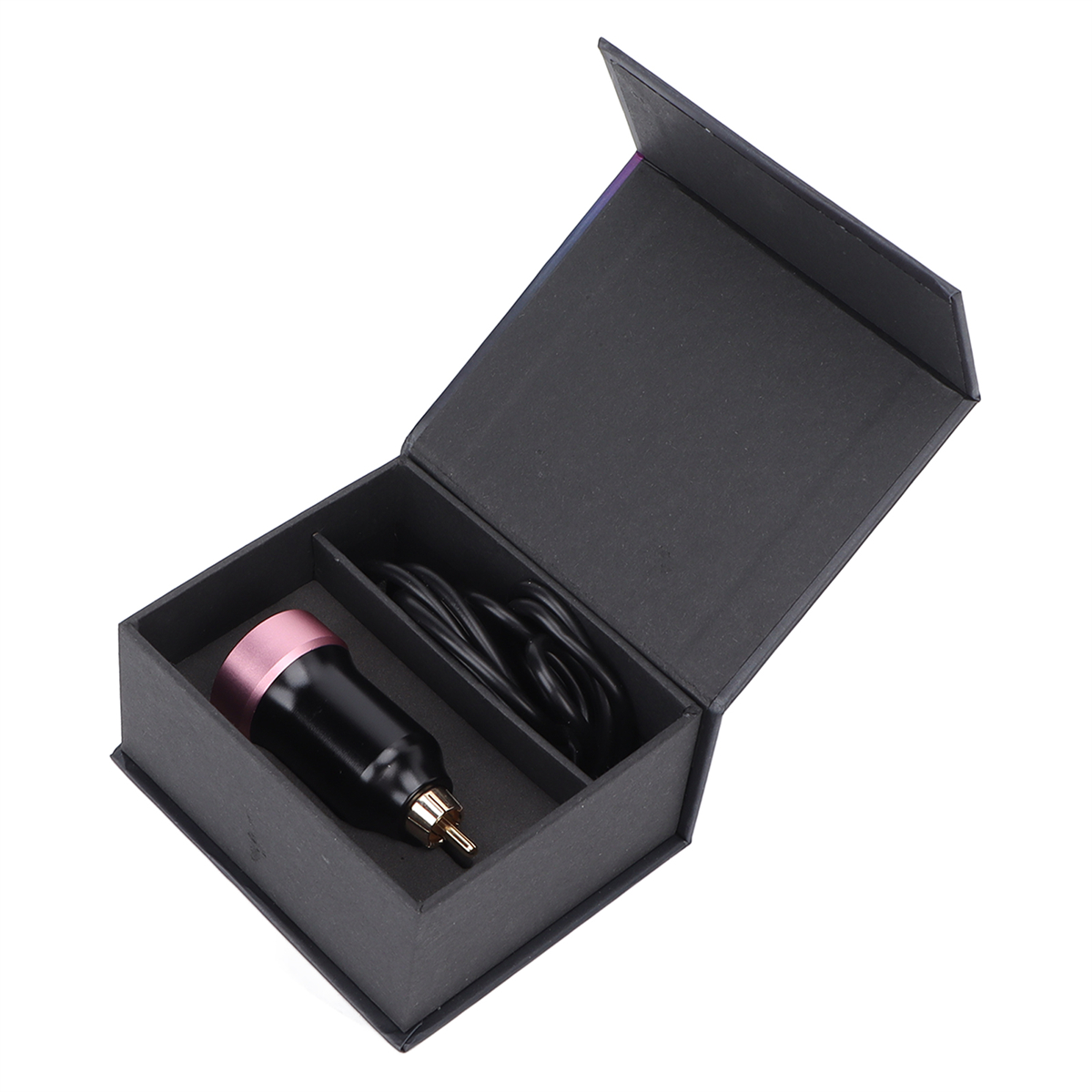 Geöffnete schwarze Box, enthaltend einen schwarz-rosa Tattoo-Stift mit Draht.