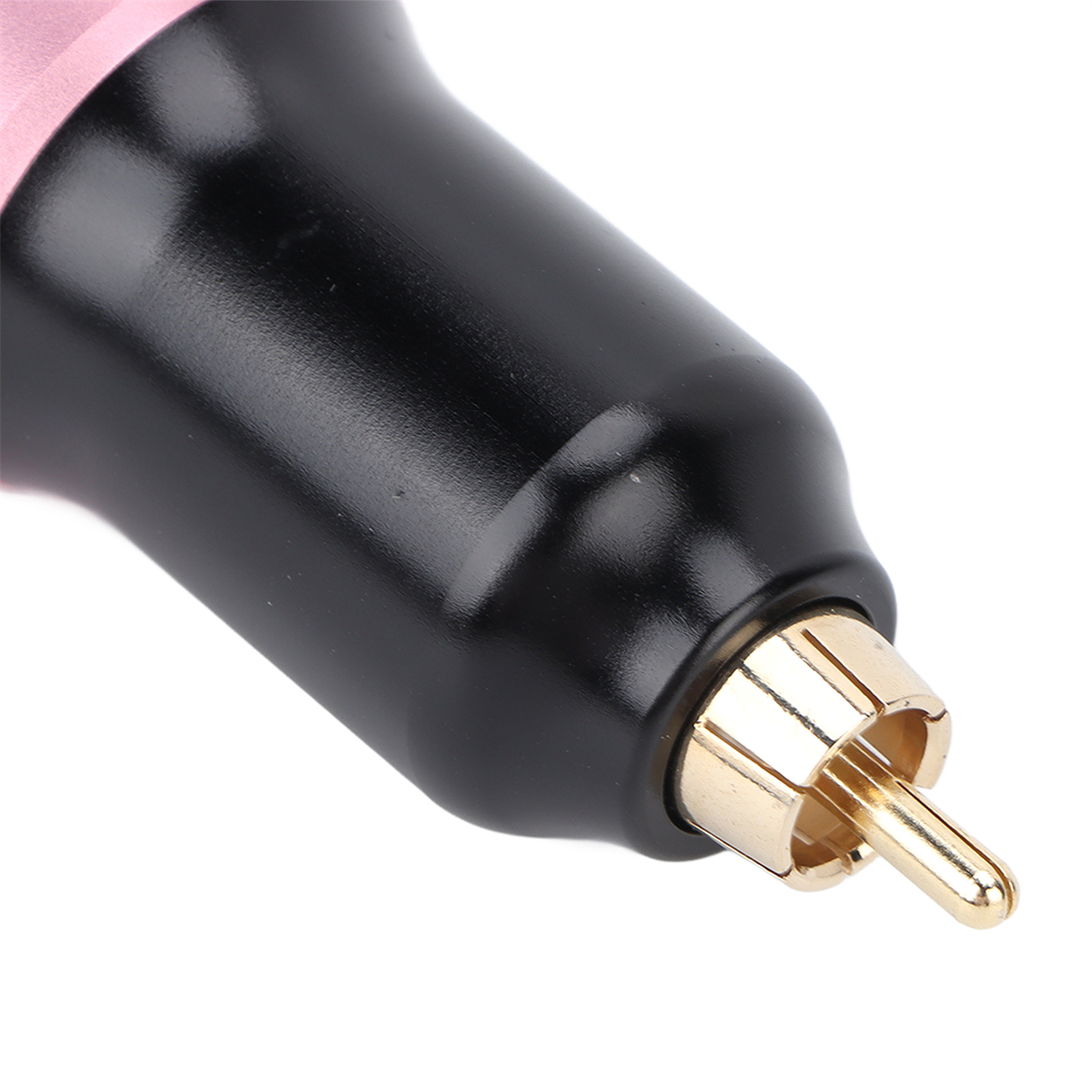 Nahaufnahme einer schwarzen und rosa Tätowiermaschine, goldener Spitze und rosa Gehäuse.