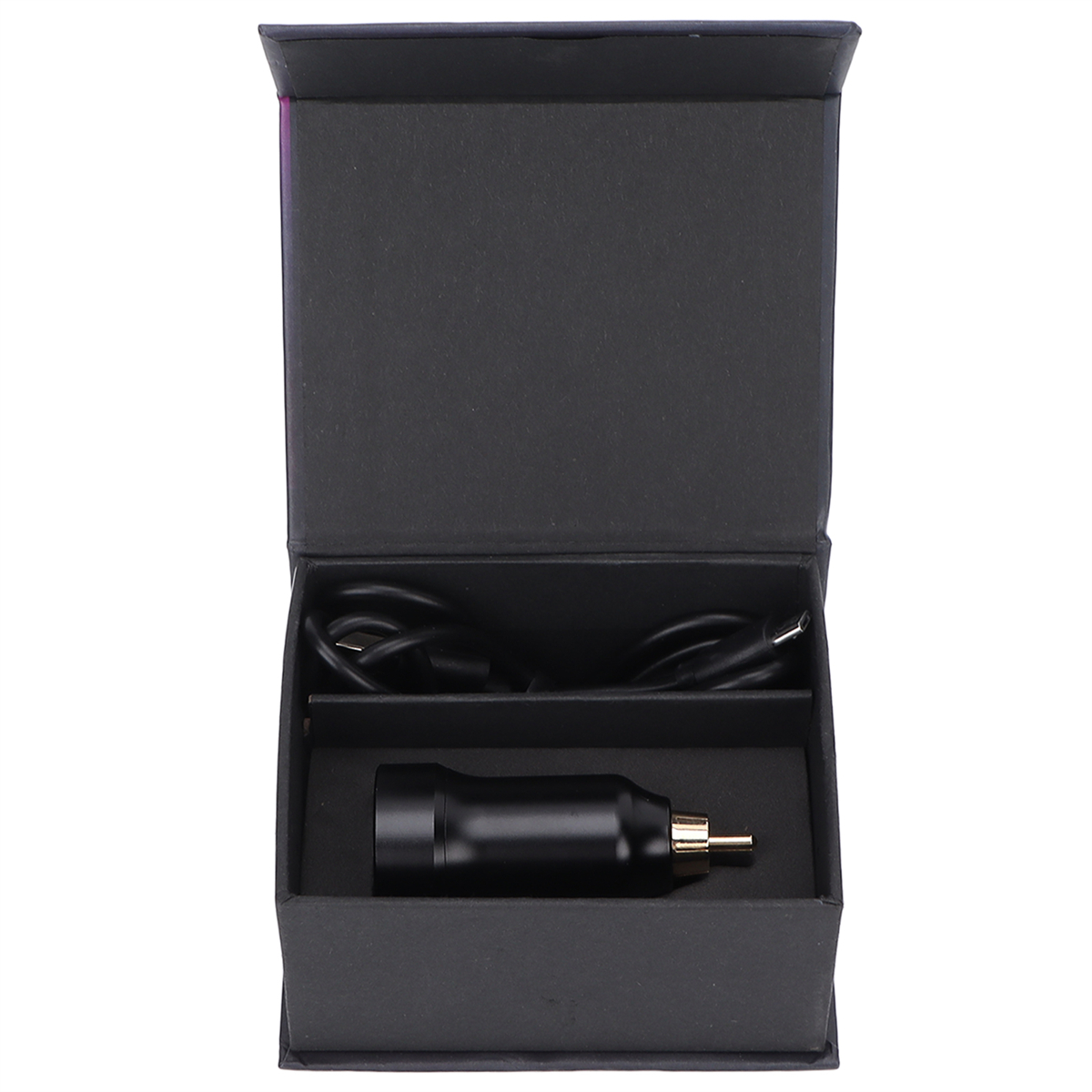Ein schwarzes Gerät und ein USB-Kabel befinden sich in einer offenen schwarzen Box.