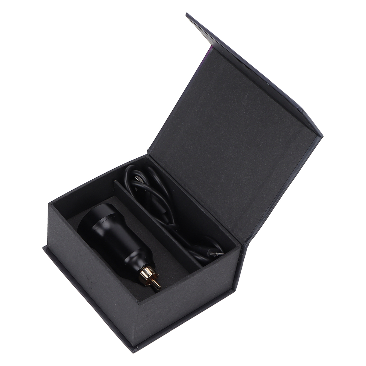 Eine schwarze Tätowiermaschine und ein Ladekabel in einer schwarzen rechteckigen Box mit offenem Deckel.