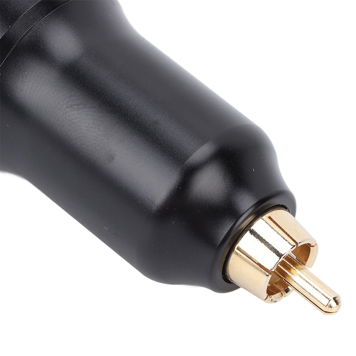 Eine Nahaufnahme des Endes eines schwarzen Geräts mit goldfarbener Spitze.