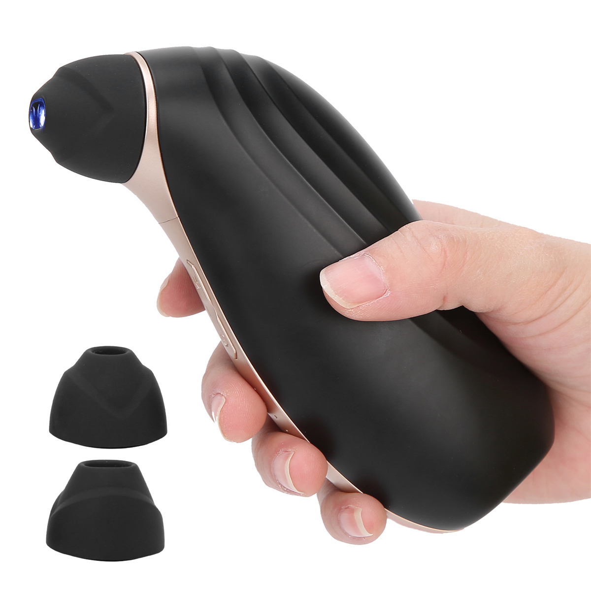 Die Hand einer Person, die ein schwarzes, gebogenes Sexspielzeug mit zwei schwarzen Aufsätzen hält.
