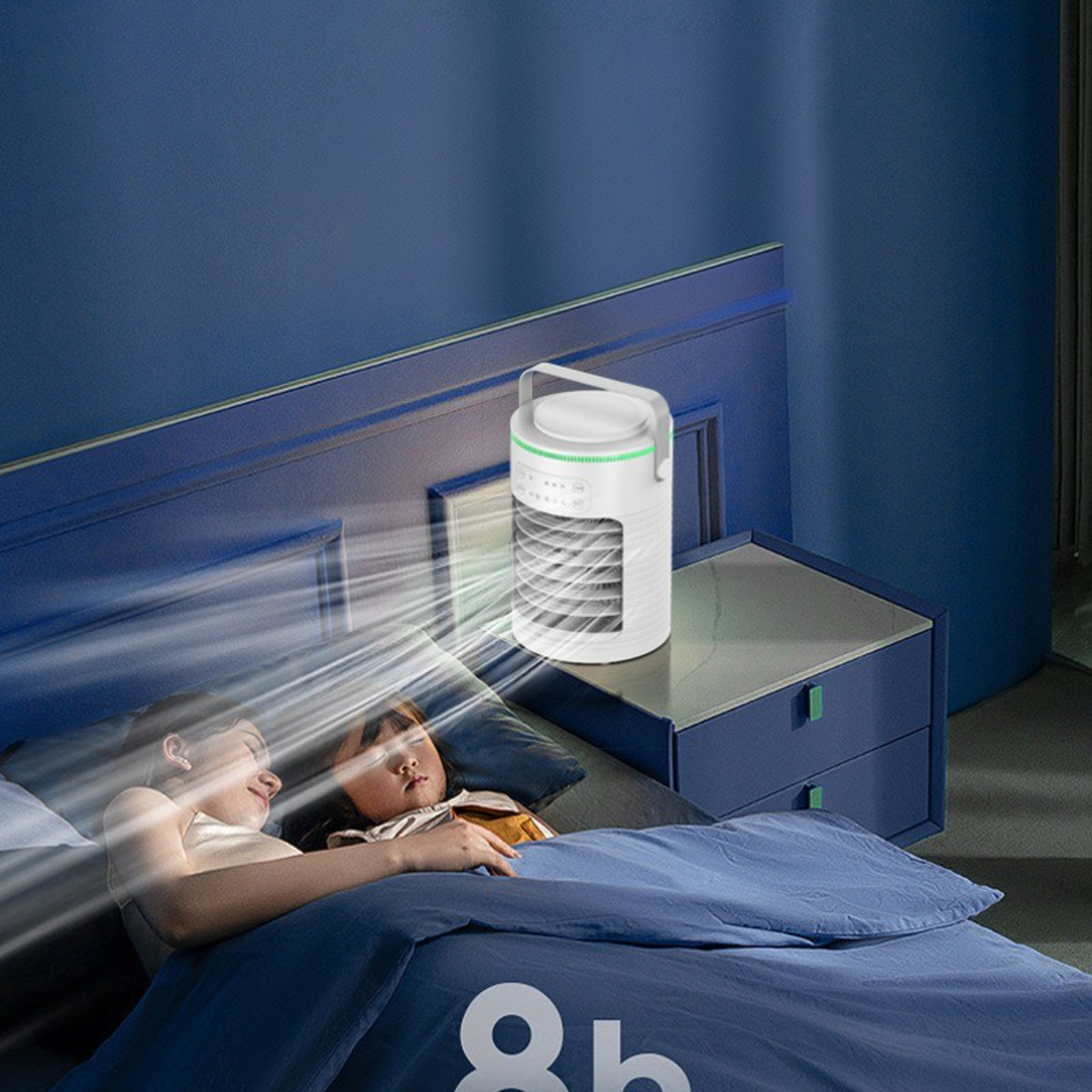 Zwei Personen schlafen in einem Bett, mit einem Luftkühler auf einem Nachttisch daneben.
