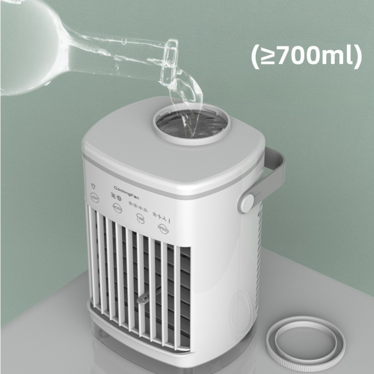 Ein weißer Kühlventilator, in den Wasser gegossen wird. Der Ventilator hat einen Griff und Bedienknöpfe.