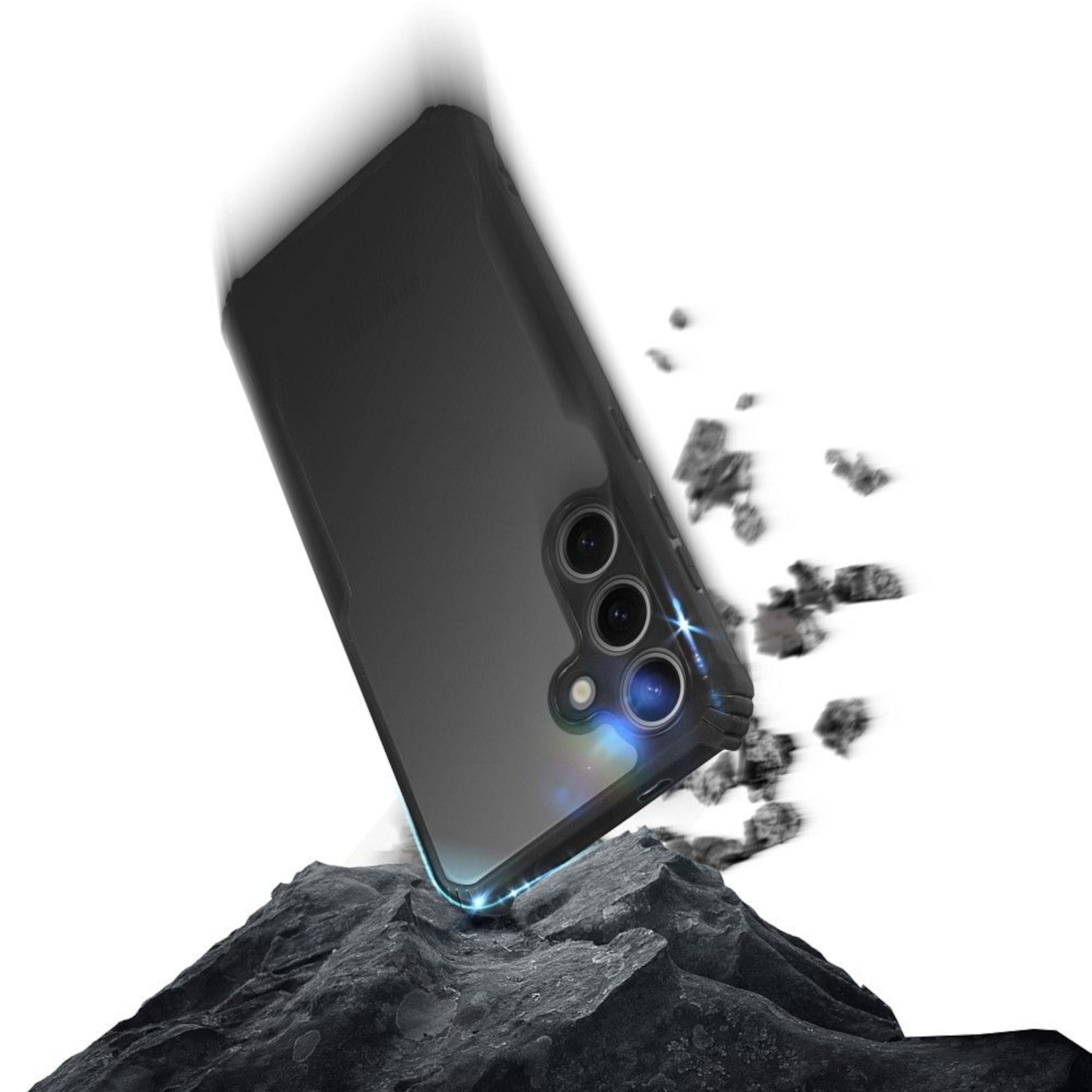 Schwarze Handyhülle mit drei Kameralinsen, leicht geneigt, vor dunklem Felsen, mit hellem Effekt.