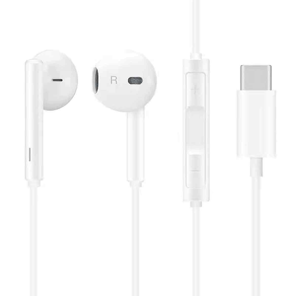 Weiße Ohrhörer mit weißem Kabel, Steuermodul und USB-C-Anschluss. Weißer Hintergrund.