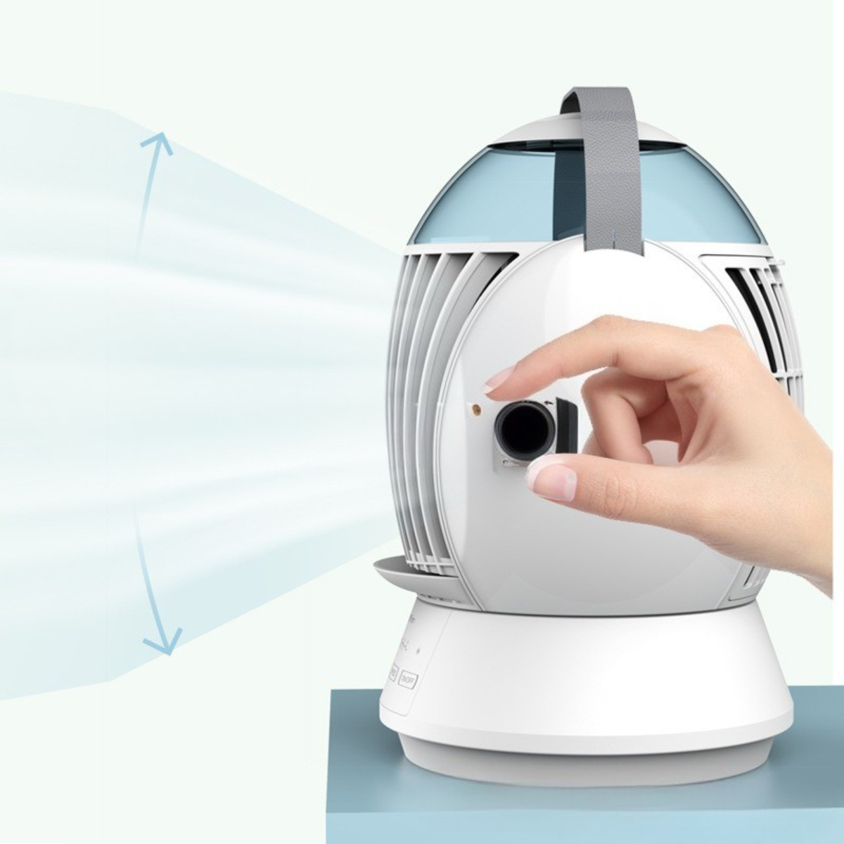 Weiß-blauer Ventilator. Eine Hand berührt einen Knopf an der Seite. Pfeile zeigen den Luftstrom an.