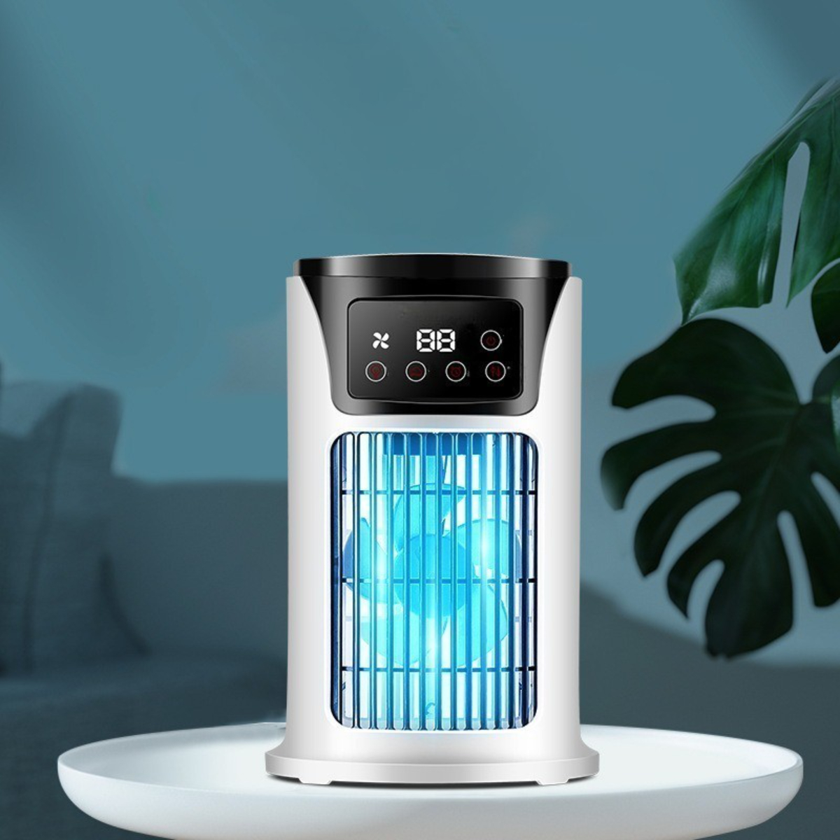 Ein weißer und schwarzer Luftkühler mit blauem Licht und digitaler Anzeige auf einer weißen Oberfläche.