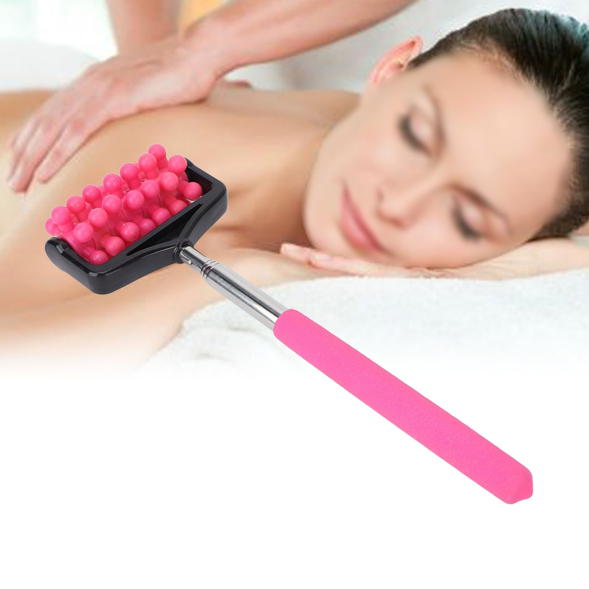 Eine Frau erhält eine Rückenmassage. Eine rosa Massagerolle wird über dem Fokusbereich gehalten.