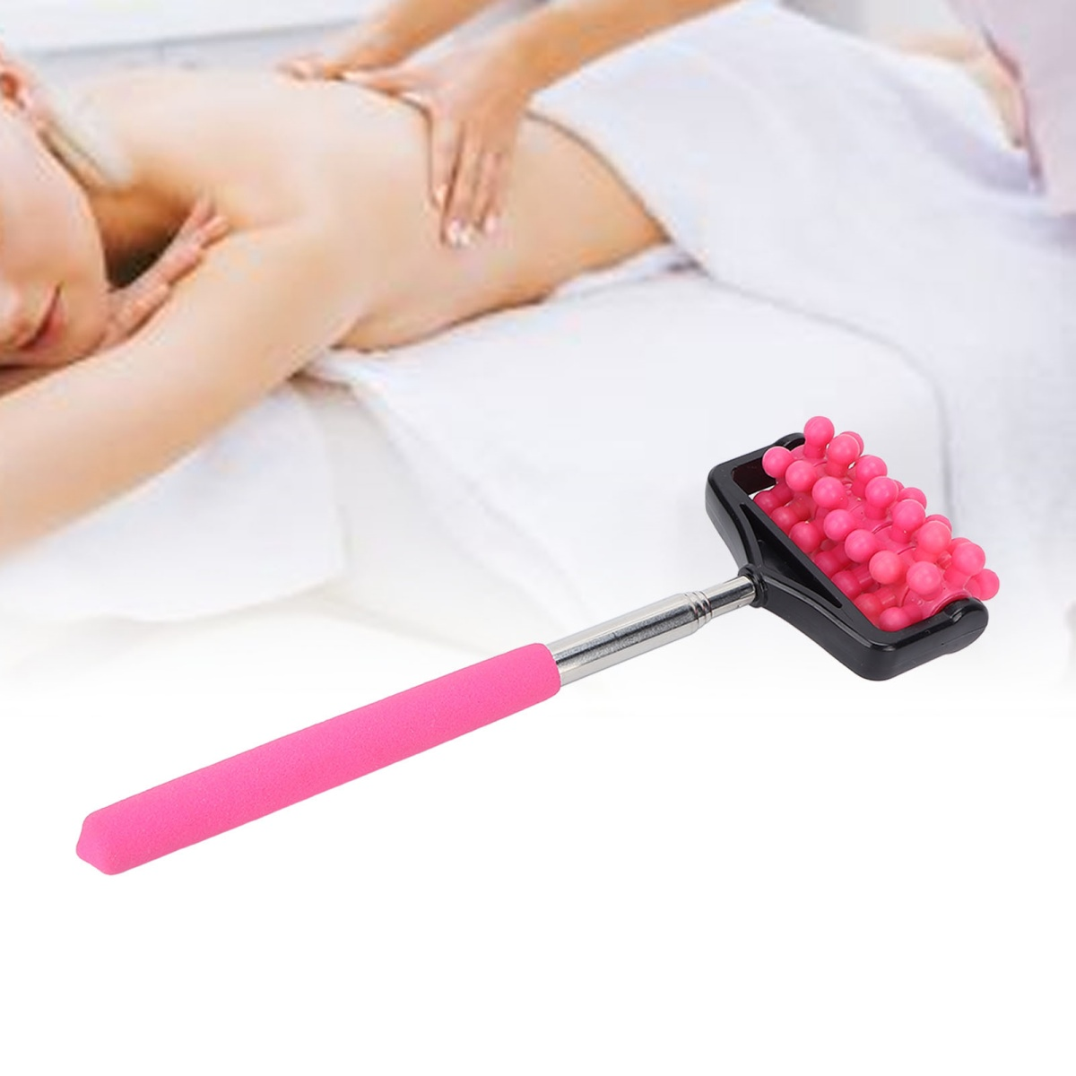 Massagerolle mit rosa Kugeln auf dem Rücken einer Person, mit weißem Laken.