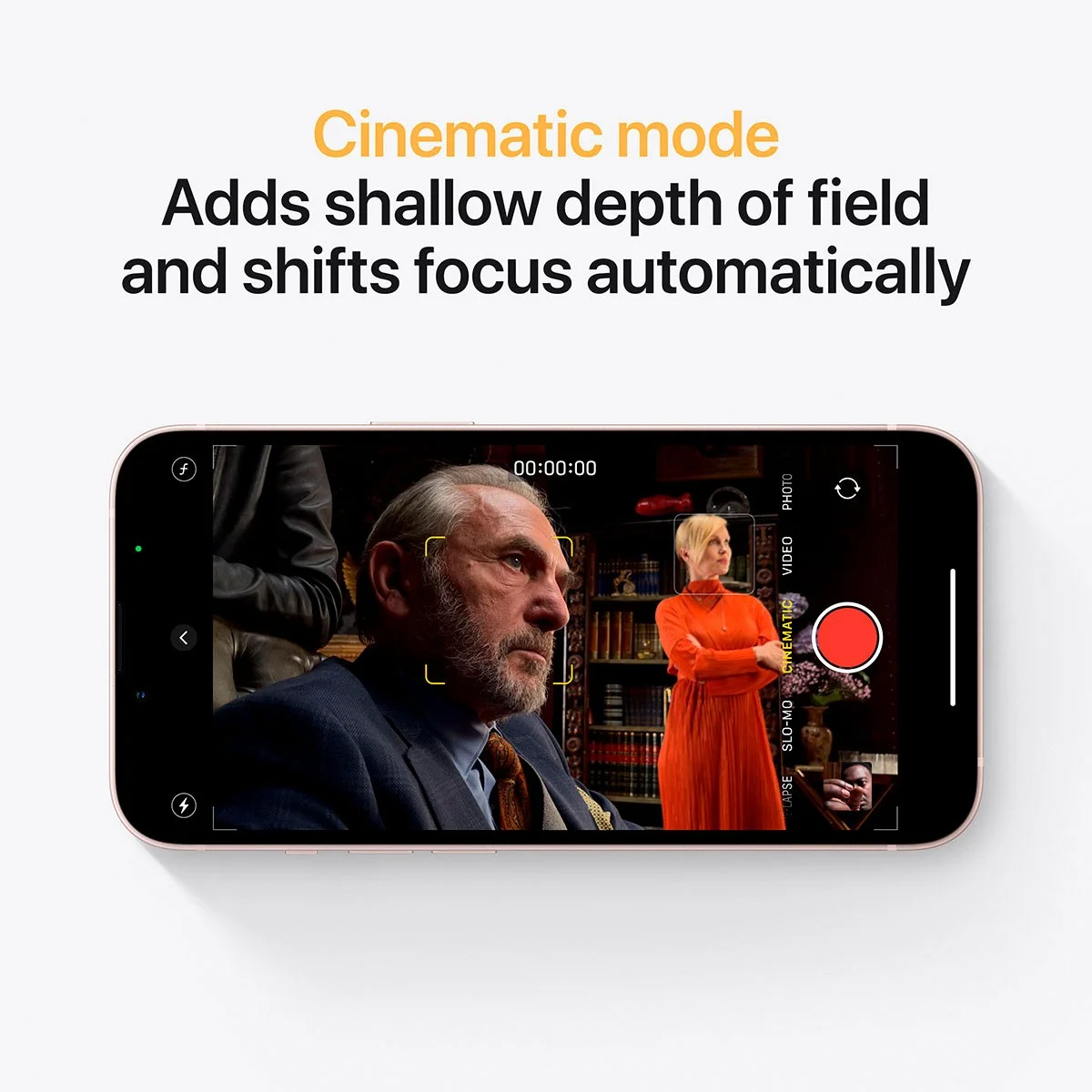 Ekran telefonu pokazujący tryb kinowy z dwiema osobami w kadrze, mężczyzną i kobietą.