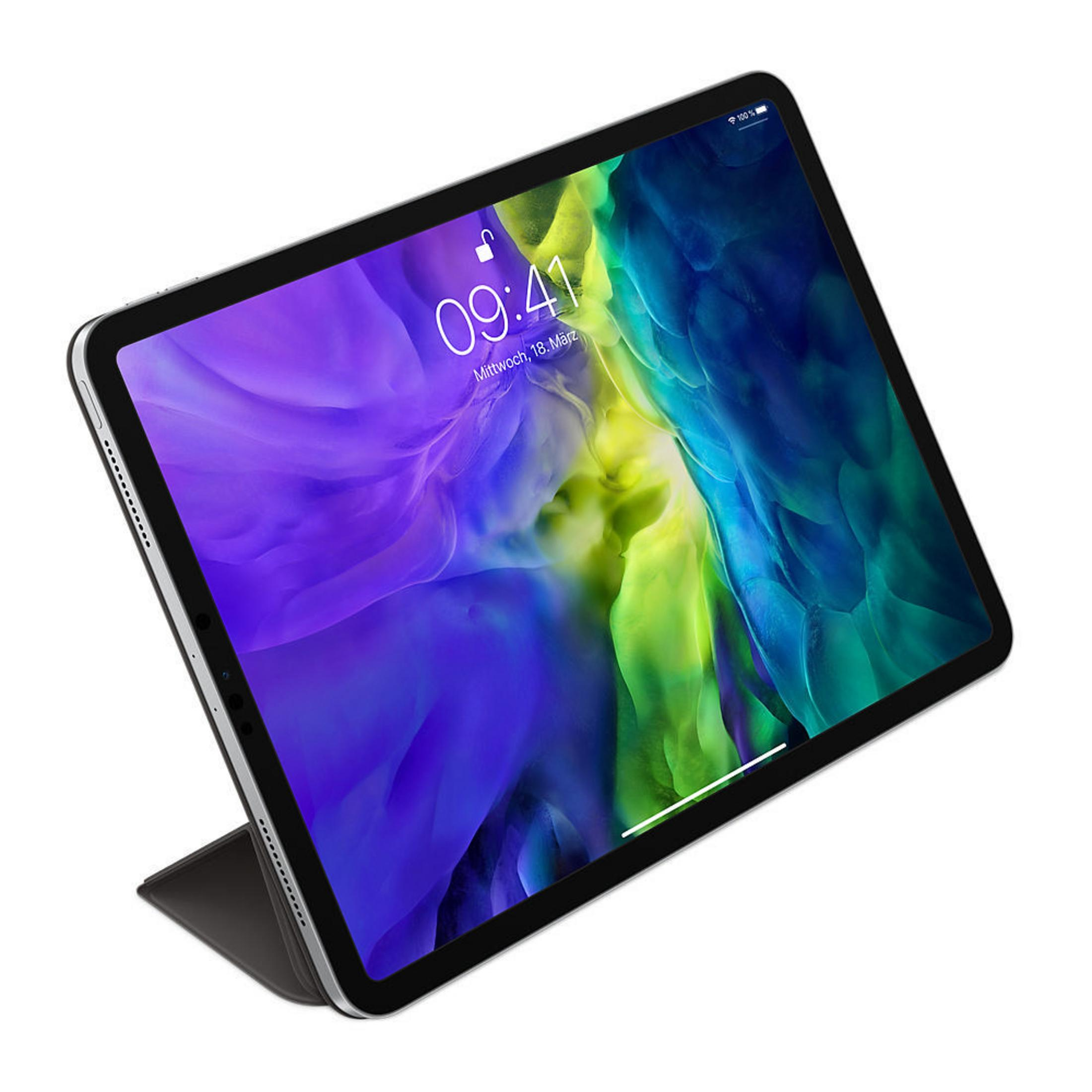 Tablet in Hülle. Der Bildschirm zeigt einen bunten Hintergrund mit der Uhrzeit oben.