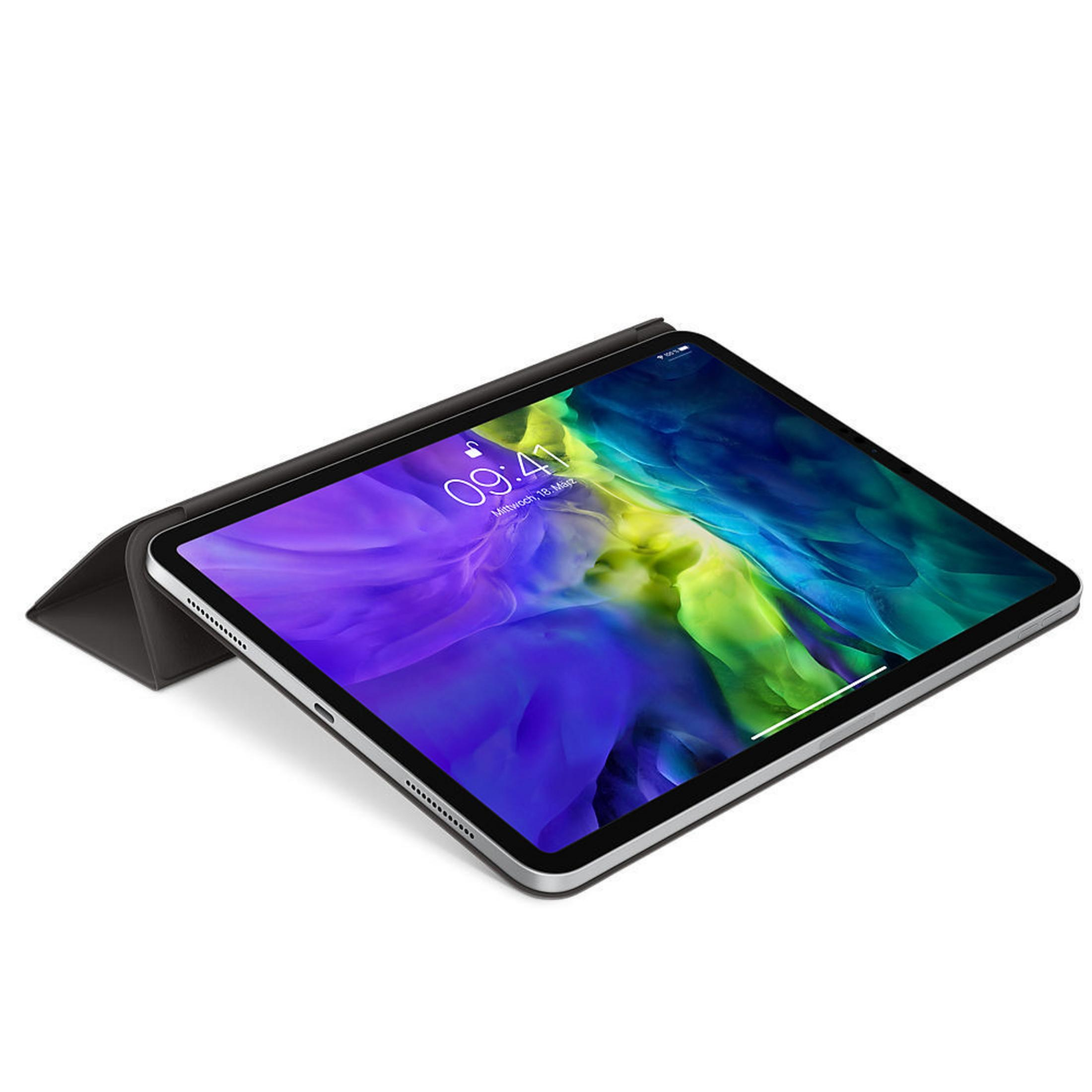 Tablet mit schwarzer Hülle, zeigt einen Bildschirm mit einer Oberfläche. Weißer Hintergrund.