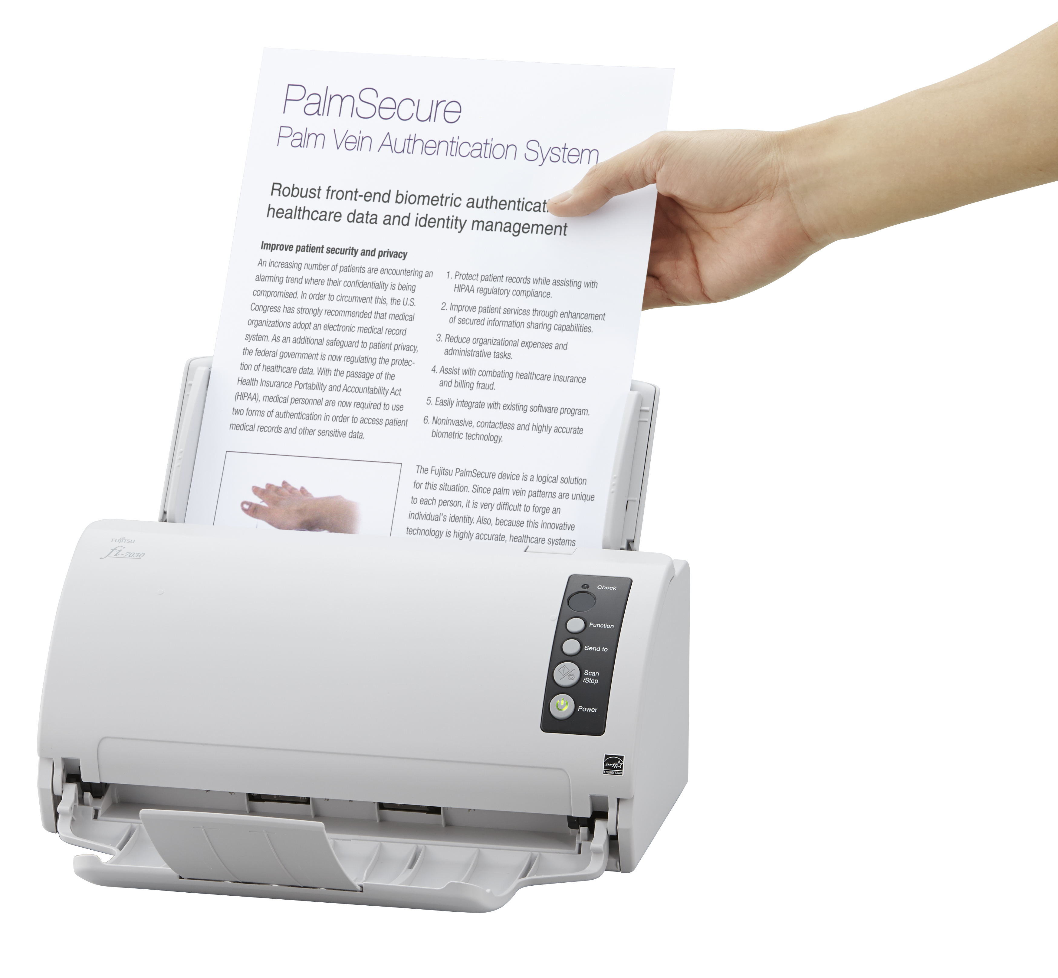 Una mano che tiene un foglio di carta con testo sopra uno scanner per documenti. Lo scanner è bianco e aperto.