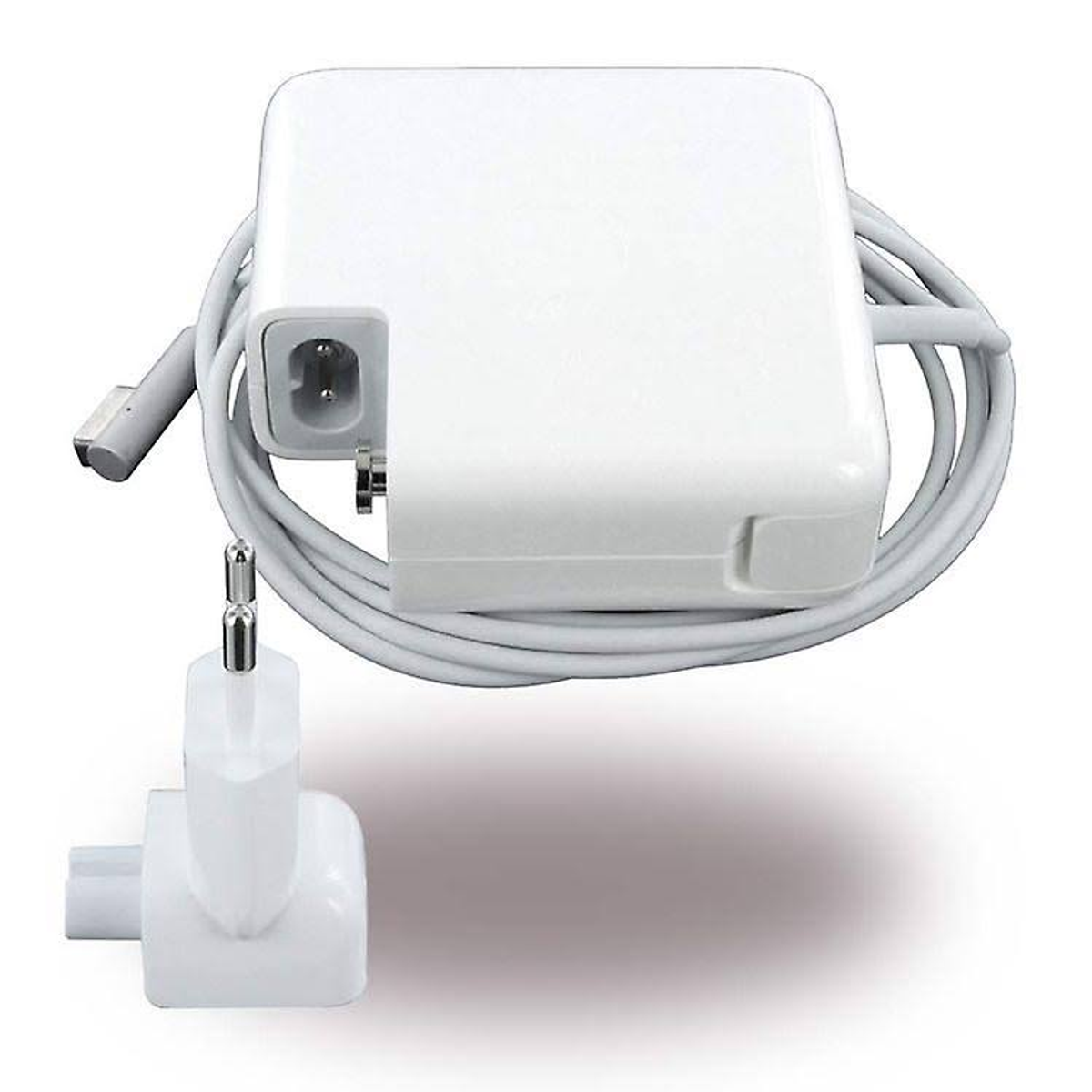 Weißes Ladegerät und Kabel mit Stecker auf weißem Hintergrund.