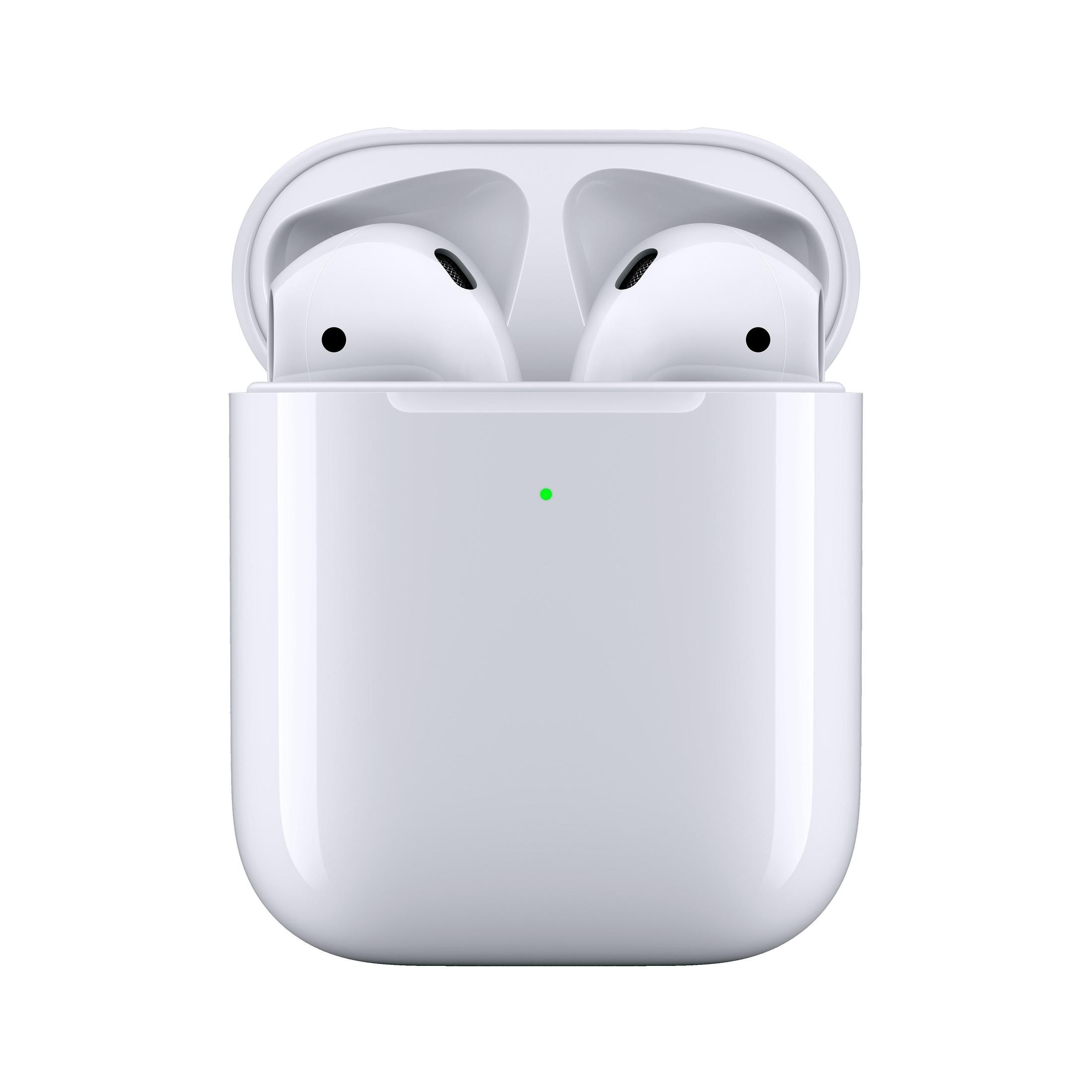 Geöffnete weiße AirPods-Hülle, die zwei weiße AirPods mit grünem Ladelicht zeigt.