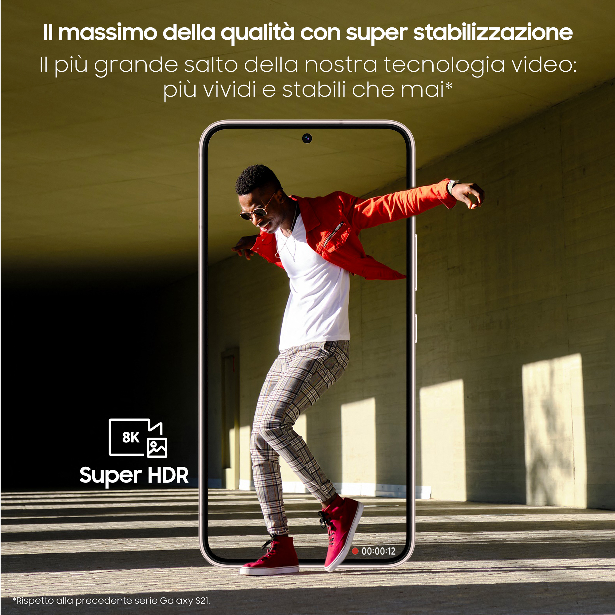 Une personne en veste rouge tient un téléphone affichant un téléphone dans un téléphone. Texte : Super HDR.