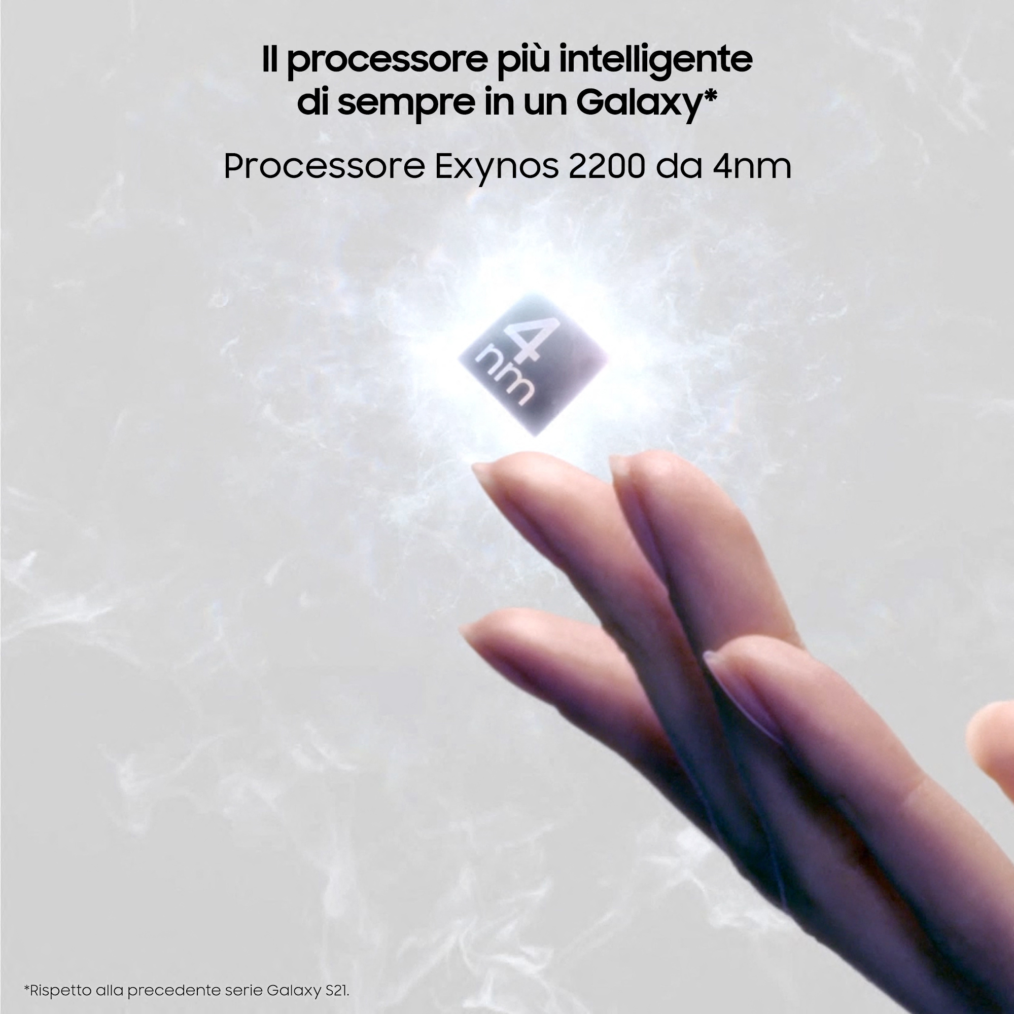 Main tenant un processeur avec un marquage de 4 nm, avec une lumière bleue.