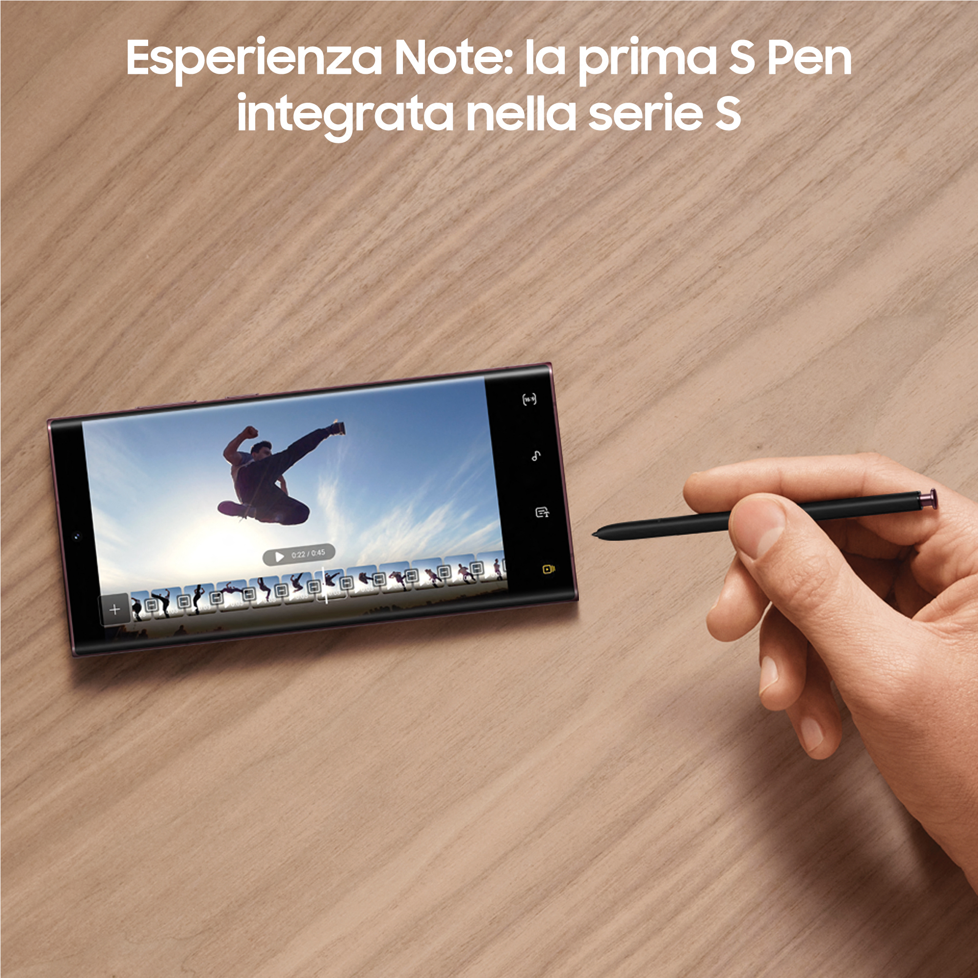 Ein Telefon zeigt ein Video mit einer springenden Person. Eine Hand hält einen Stift in der Nähe des Bildschirms.
