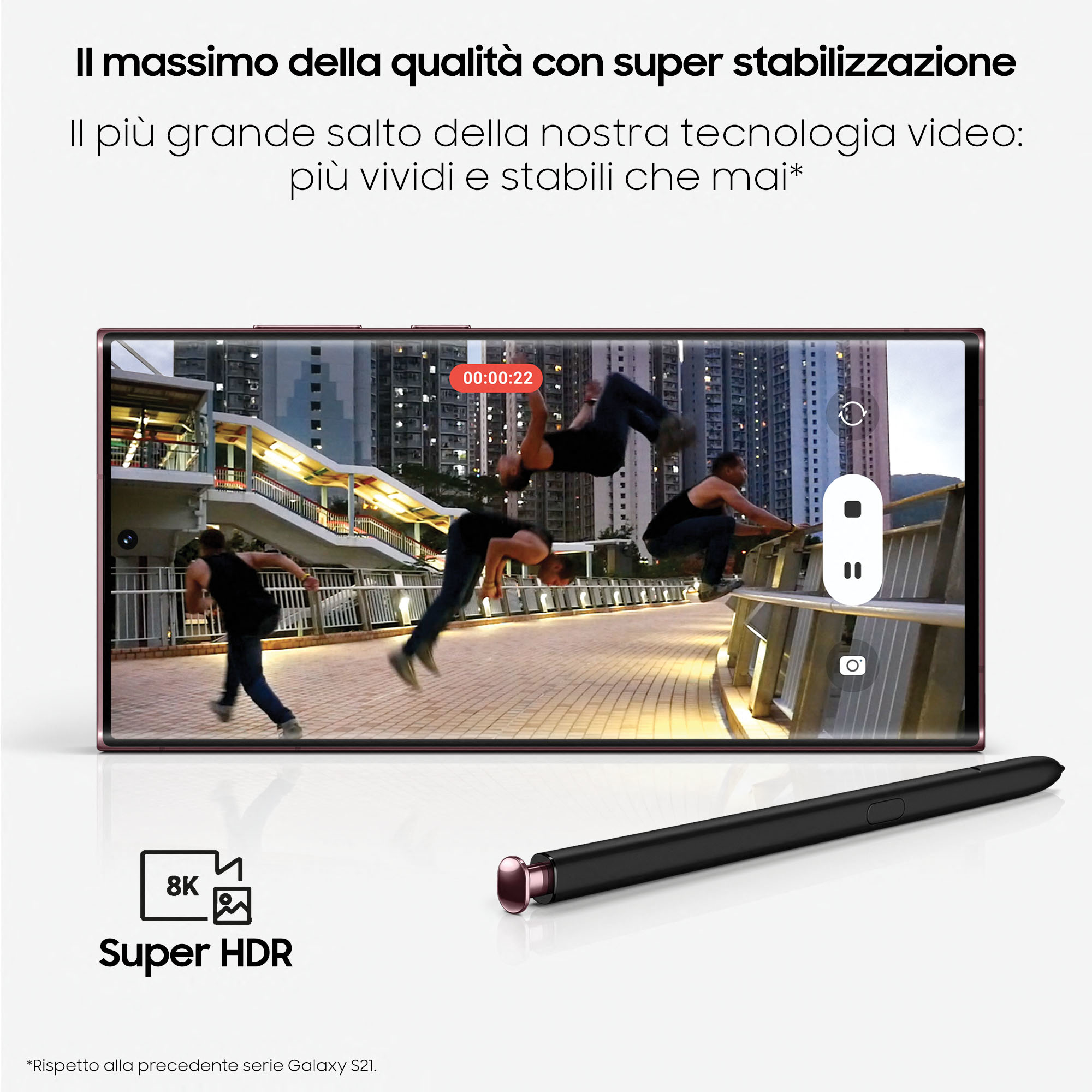 Ein Telefon zeigt ein Video von Menschen. Ein Stift unten. Text: '8K Super HDR'. Text oben: 'Il massimo della qualità'.