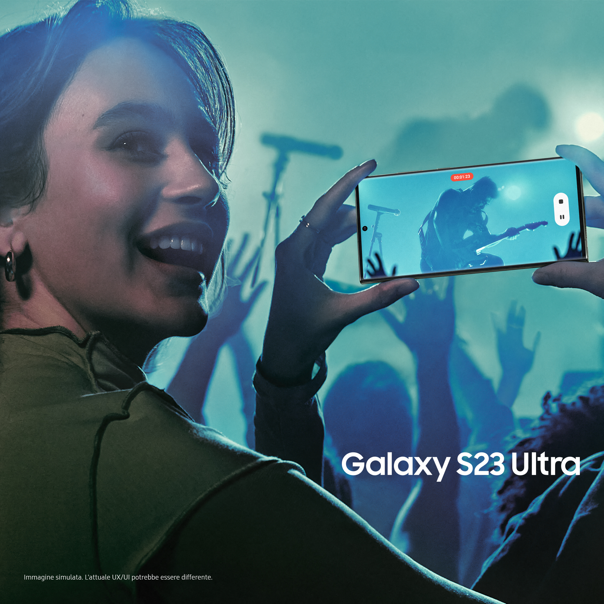 Kobieta trzyma telefon pokazujący scenę koncertu. Tekst 'Galaxy S23 Ultra' znajduje się na dole.