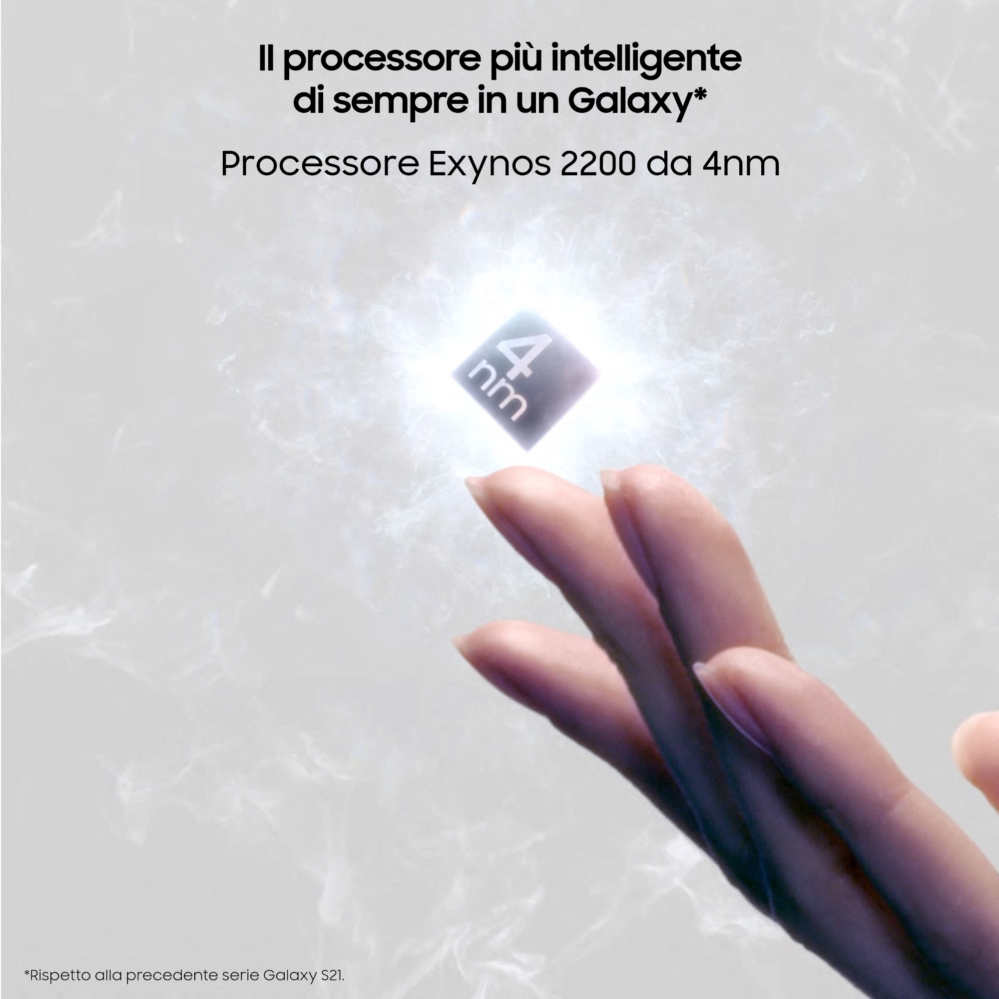 Eine Hand, die einen quadratischen Chip mit der Aufschrift '4 nm' hält. Hintergrund hat einen Leuchteffekt, italienischer Text.