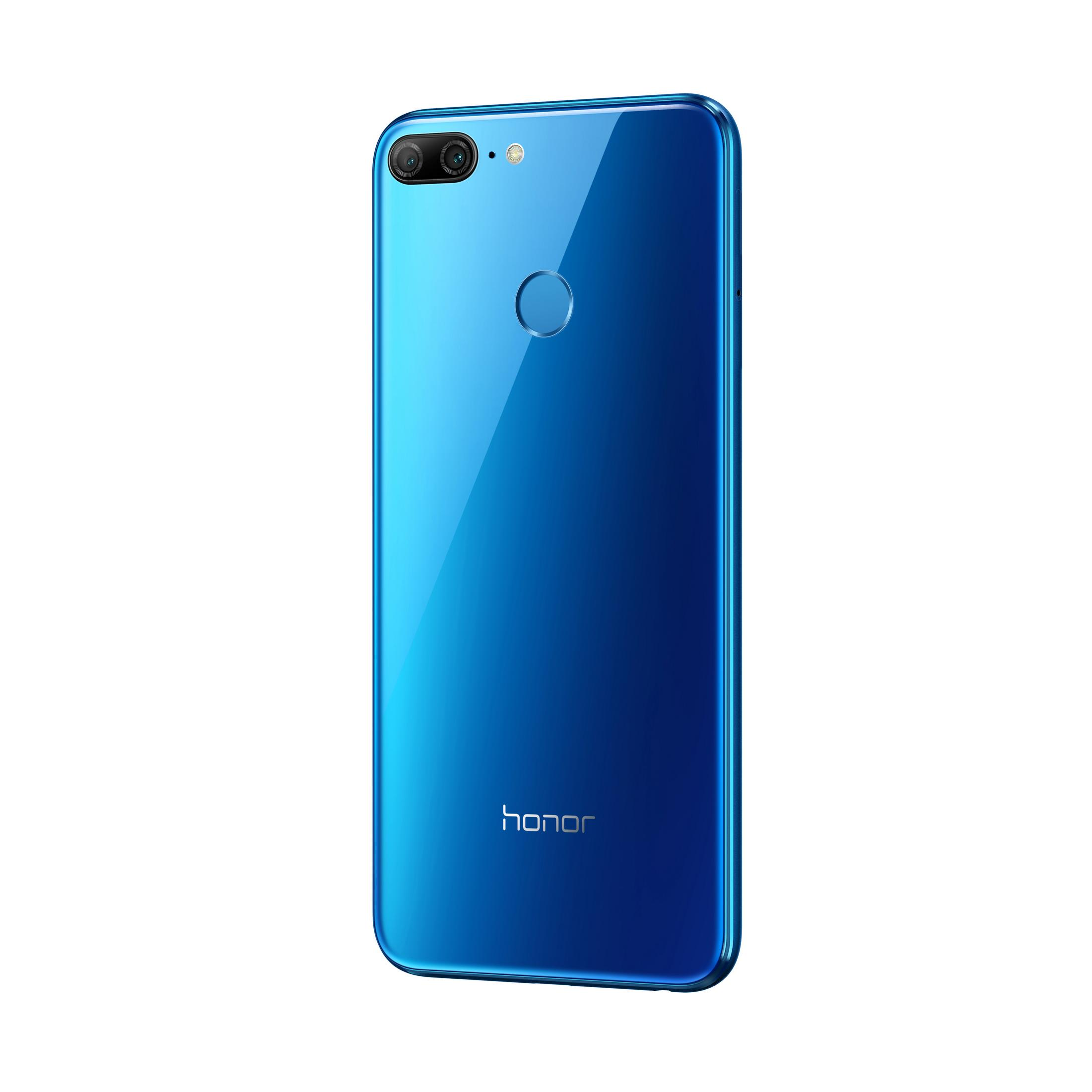 Blaue Telefonrückseite, zwei Kameras. Blau glänzendes Finish. Honor-Logo. Weißer Hintergrund.