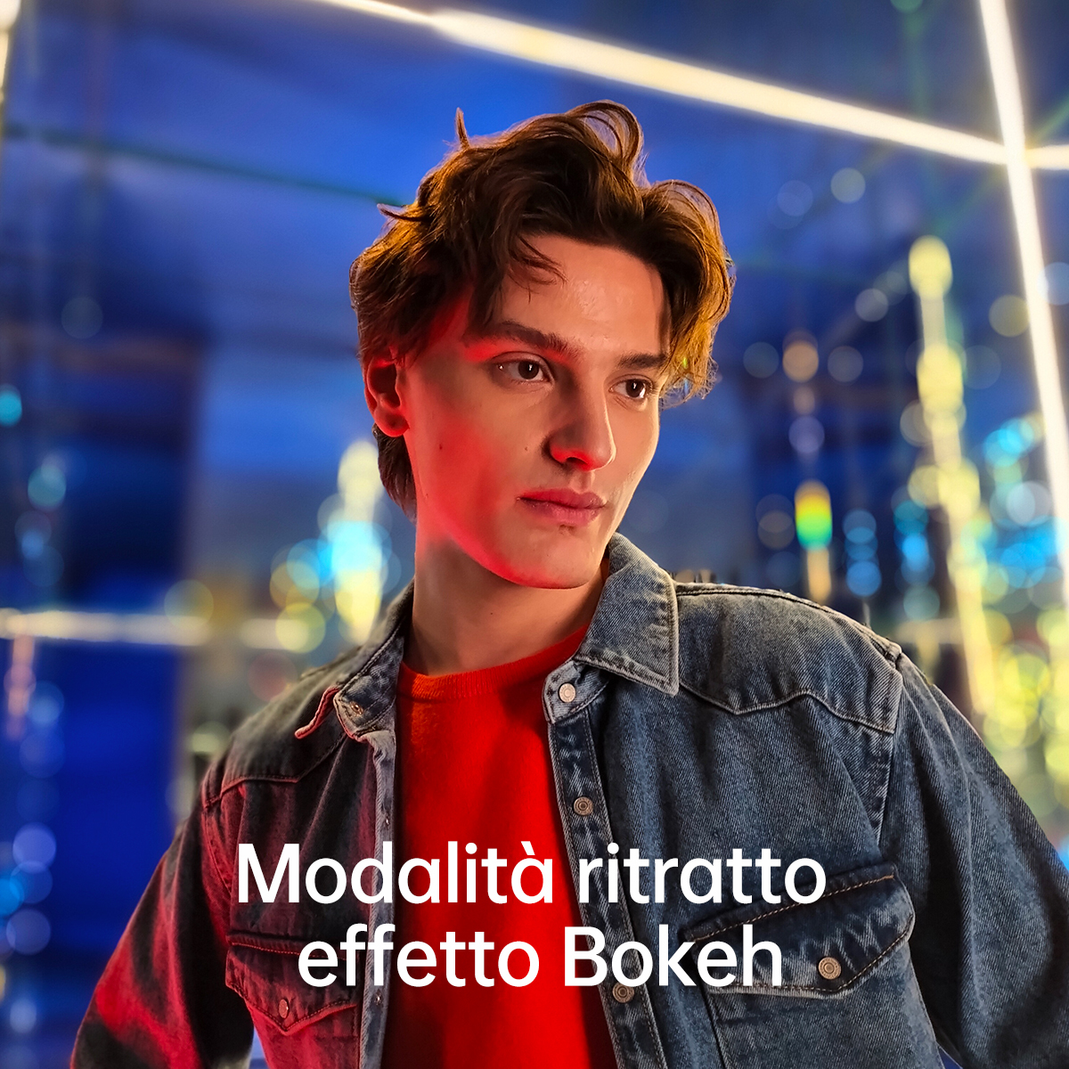 Un homme en veste en jean, chemise rouge, texte italien : mode portrait, effet Bokeh.