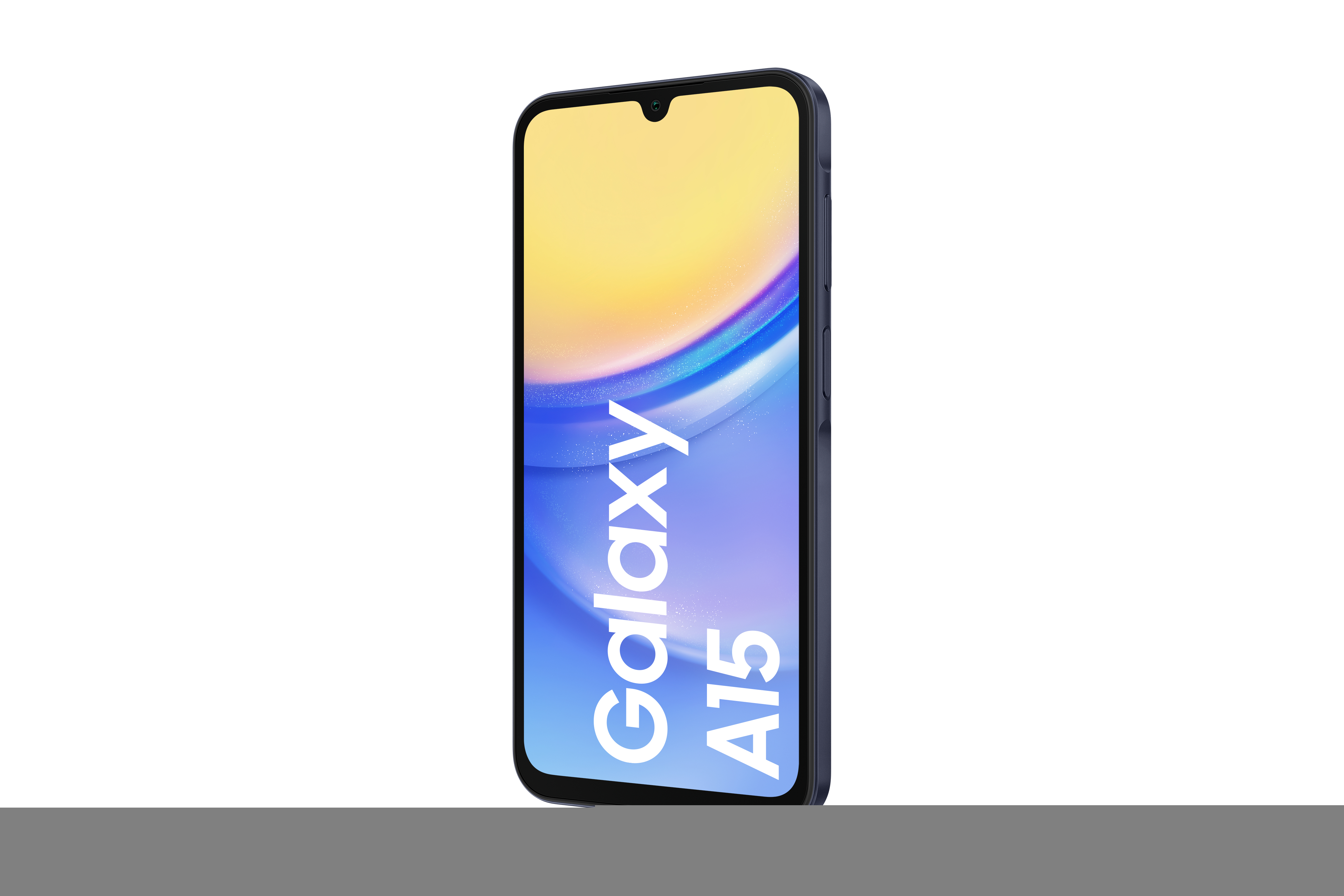 Ein Samsung Galaxy A15 Telefon, abgewinkelt, mit dem Namen des Telefons auf dem Bildschirm.