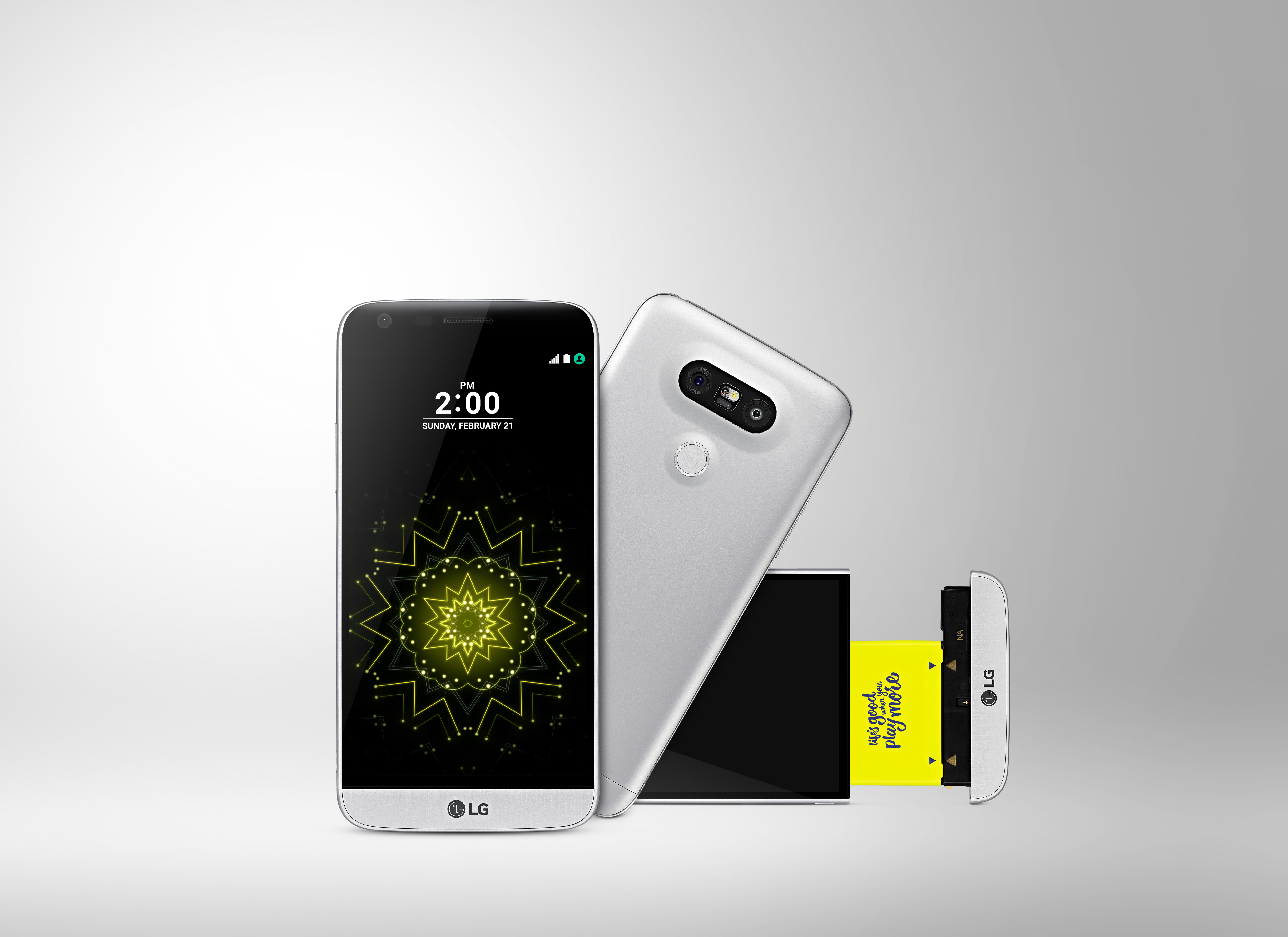 LG-Telefon, zwei Ansichten. Eines zeigt den Bildschirm um 2:00 Uhr. Das andere zeigt die Rückseite und eine Kreditkarte. Weißer Hintergrund.