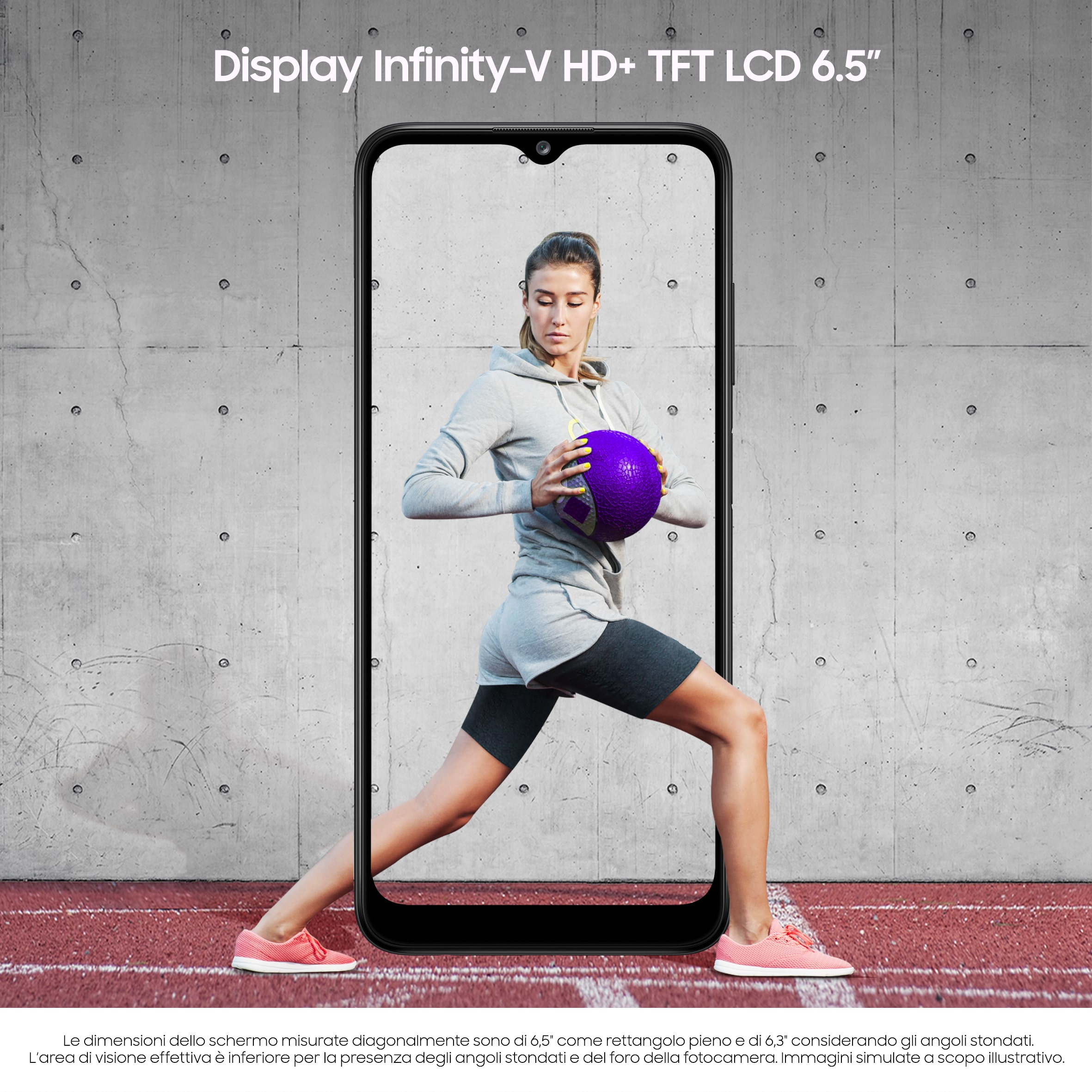 Kobieta trzymająca fioletową piłkę, wyświetlaną na ekranie telefonu. Białe tło.