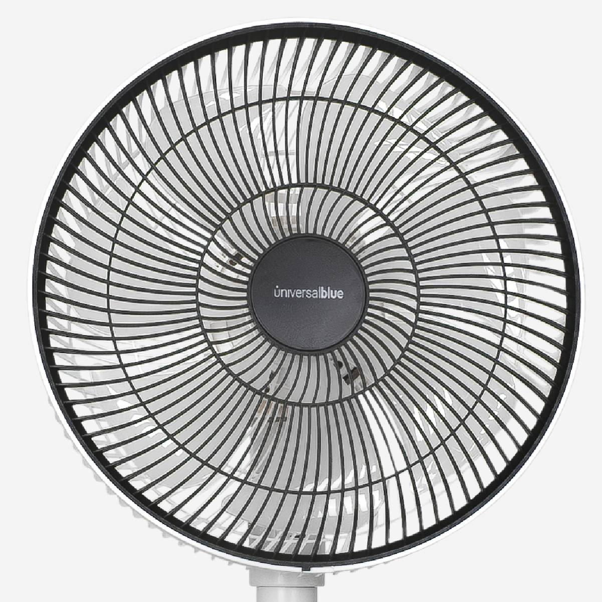 Primer plano de un ventilador redondo con rejilla negra, marco blanco y texto en el centro.