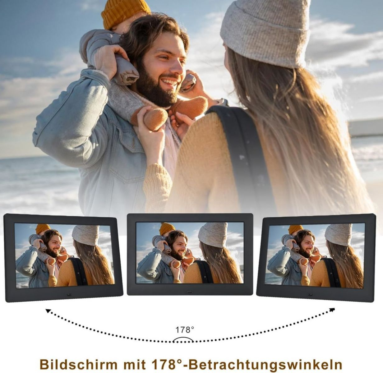 Rodzina patrząca na cyfrową ramkę na zdjęcia wyświetlającą zdjęcia tej samej rodziny.