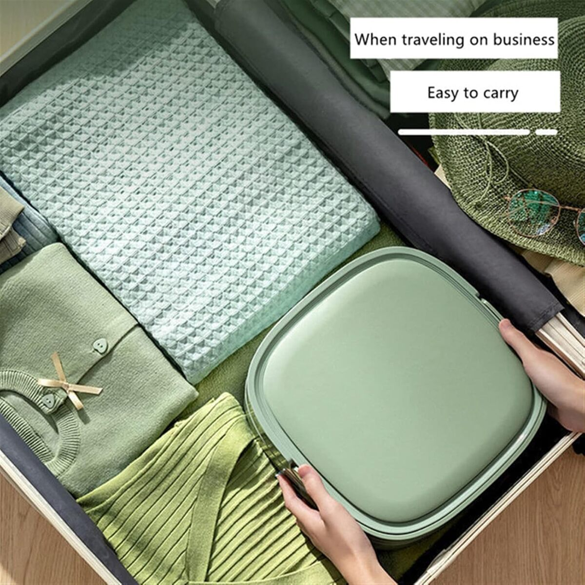 Maleta abierta con ropa, contenedor verde y texto: "When traveling on business".