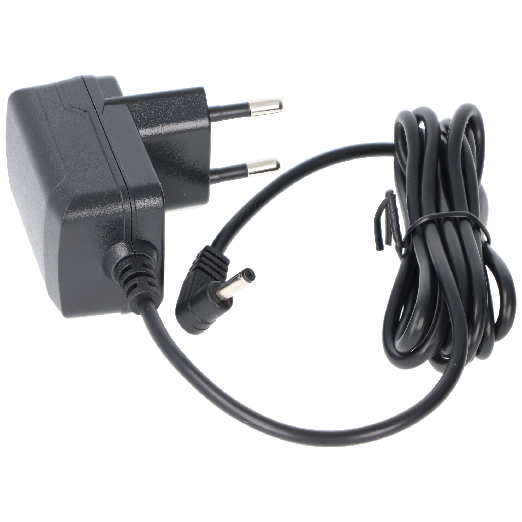 Ein schwarzes Netzteil mit zwei Stiften und einem schwarzen Kabel, aufgerollt und gebunden.