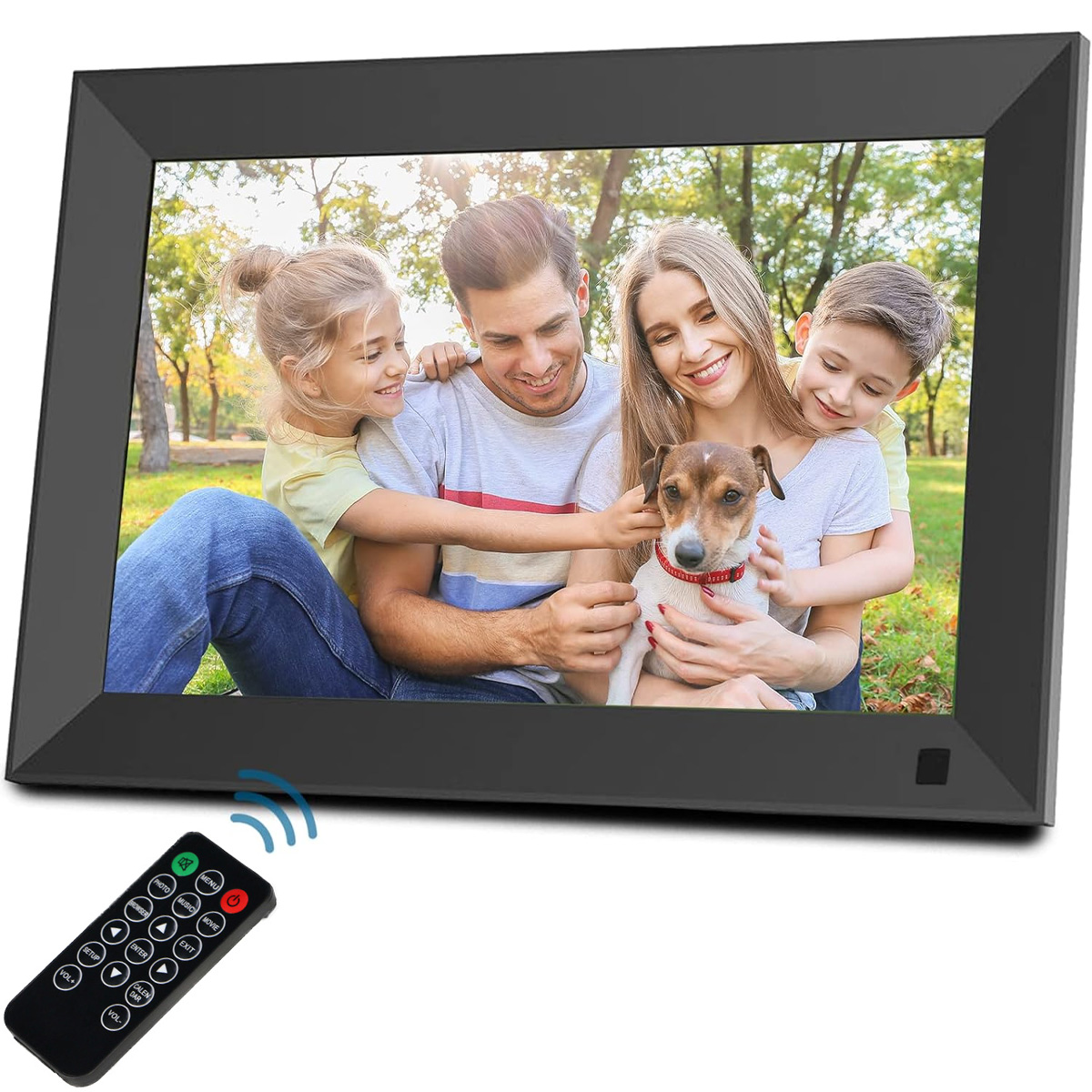 Rodzina z psem w ramce na zdjęcia. Pilot zdalnego sterowania znajduje się pod ramką.