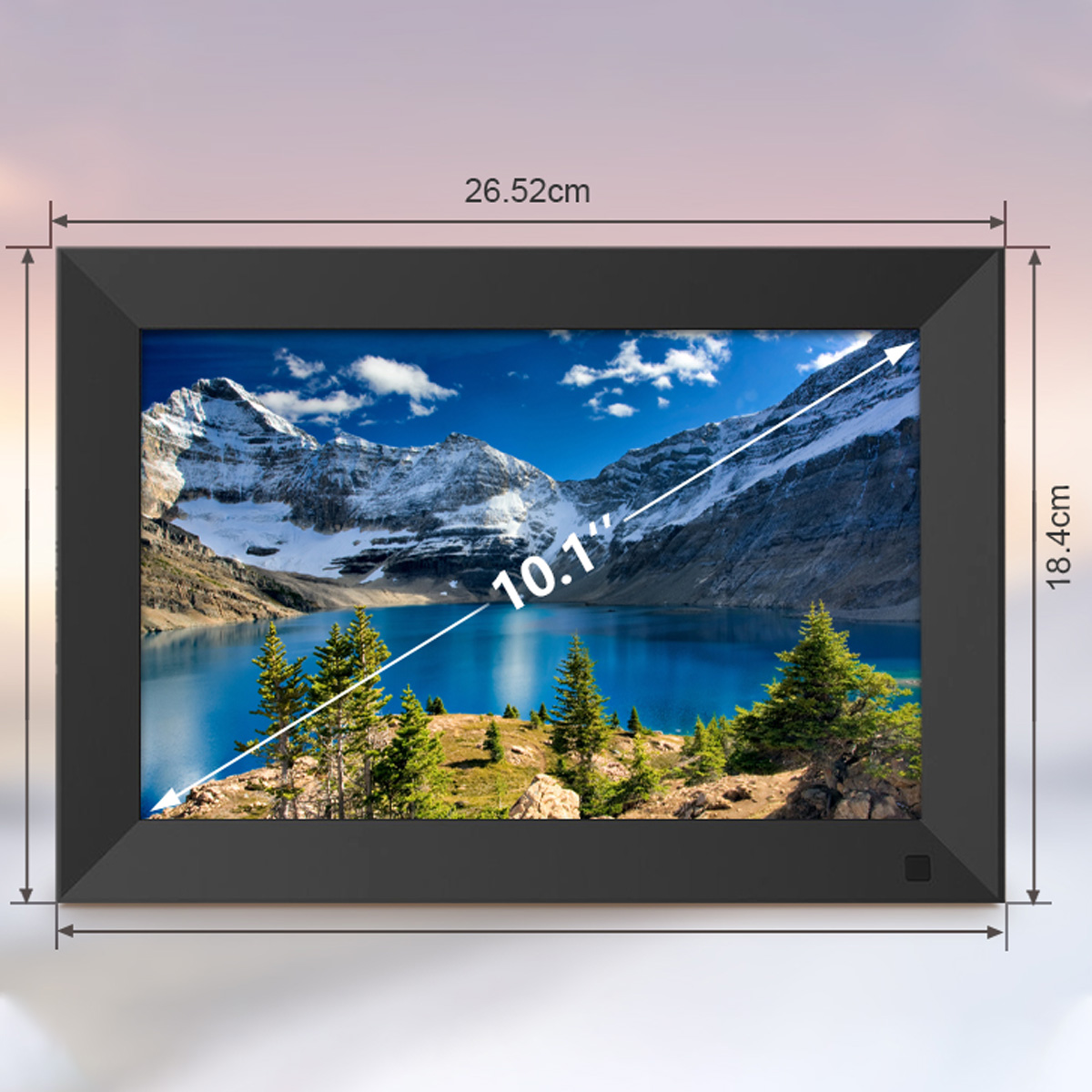 Czarna cyfrowa ramka na zdjęcia z malowniczym zdjęciem jeziora i gór. Podano wymiary.