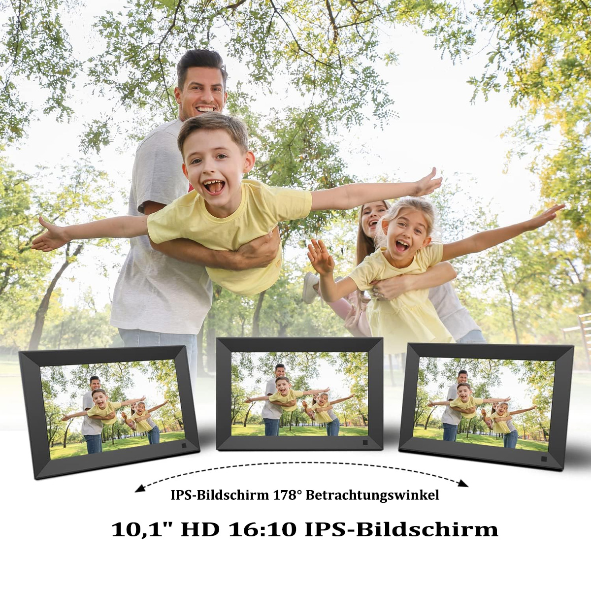 Rodzina z dwójką dzieci w parku, wyświetlana na trzech cyfrowych ramkach.