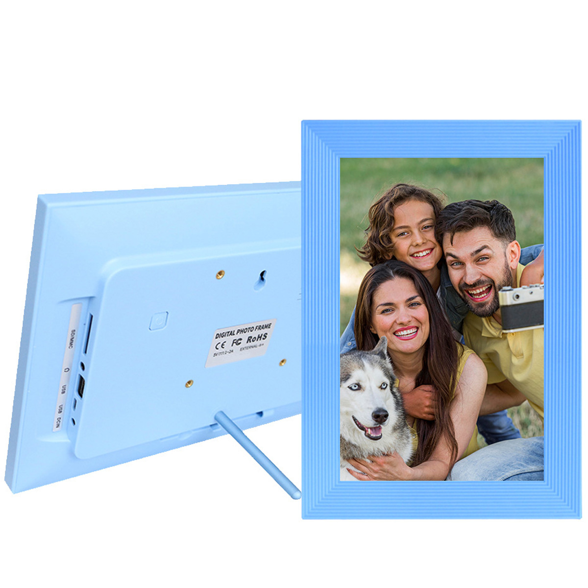 Cyfrowa ramka na zdjęcia wyświetlająca rodzinę z psem. Ramka jest jasnoniebieska i ma porty z tyłu.