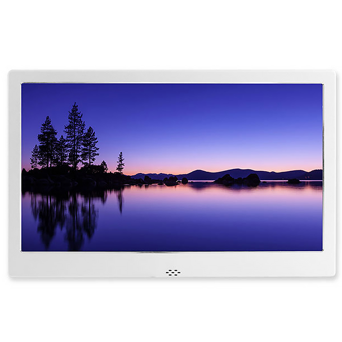 Cyfrowa ramka na zdjęcia pokazująca jezioro o zmierzchu z drzewami po lewej stronie.