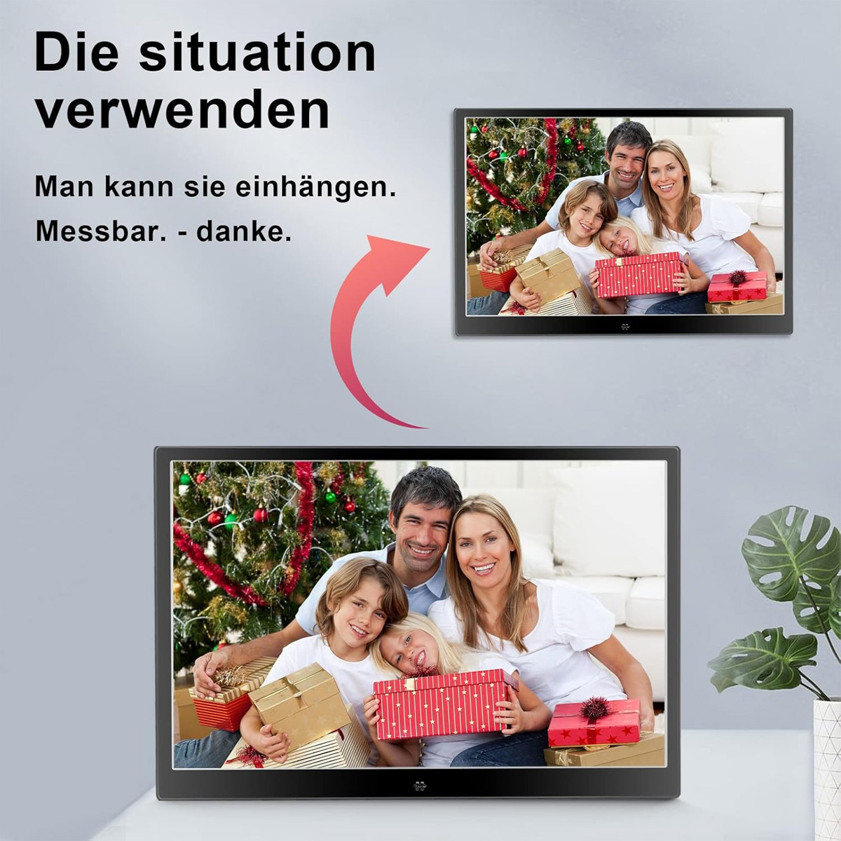 Rodzina w ramce TV. Rodzina uśmiecha się trzymając prezenty przed choinką.