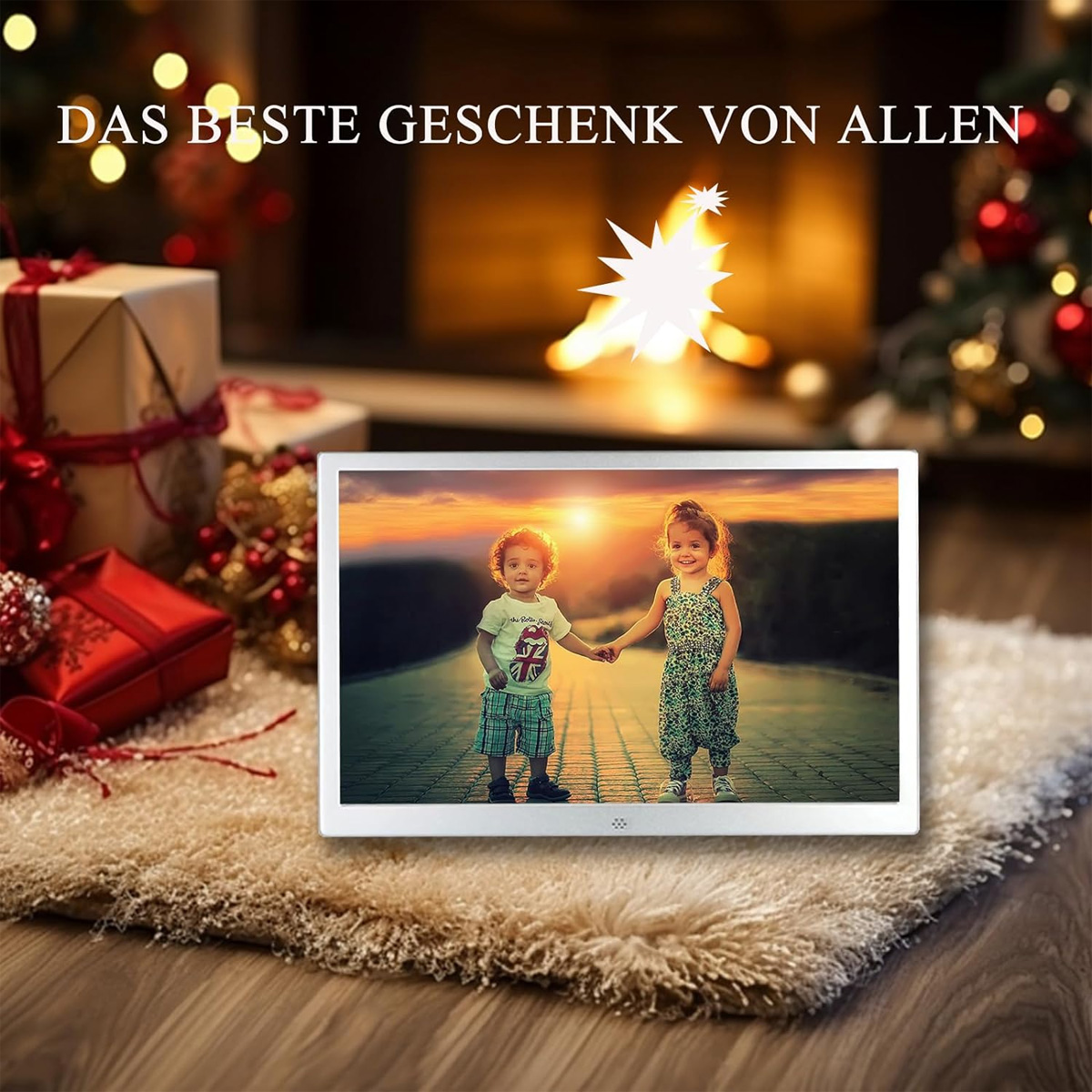 Ramka ze zdjęciem dzieci, na drewnianym stole. W tle kominek.