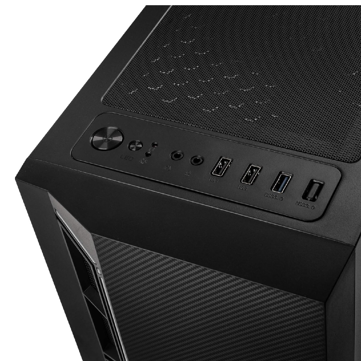 Panel frontal de caja de PC negra, varios puertos y botones, toma de primer plano.
