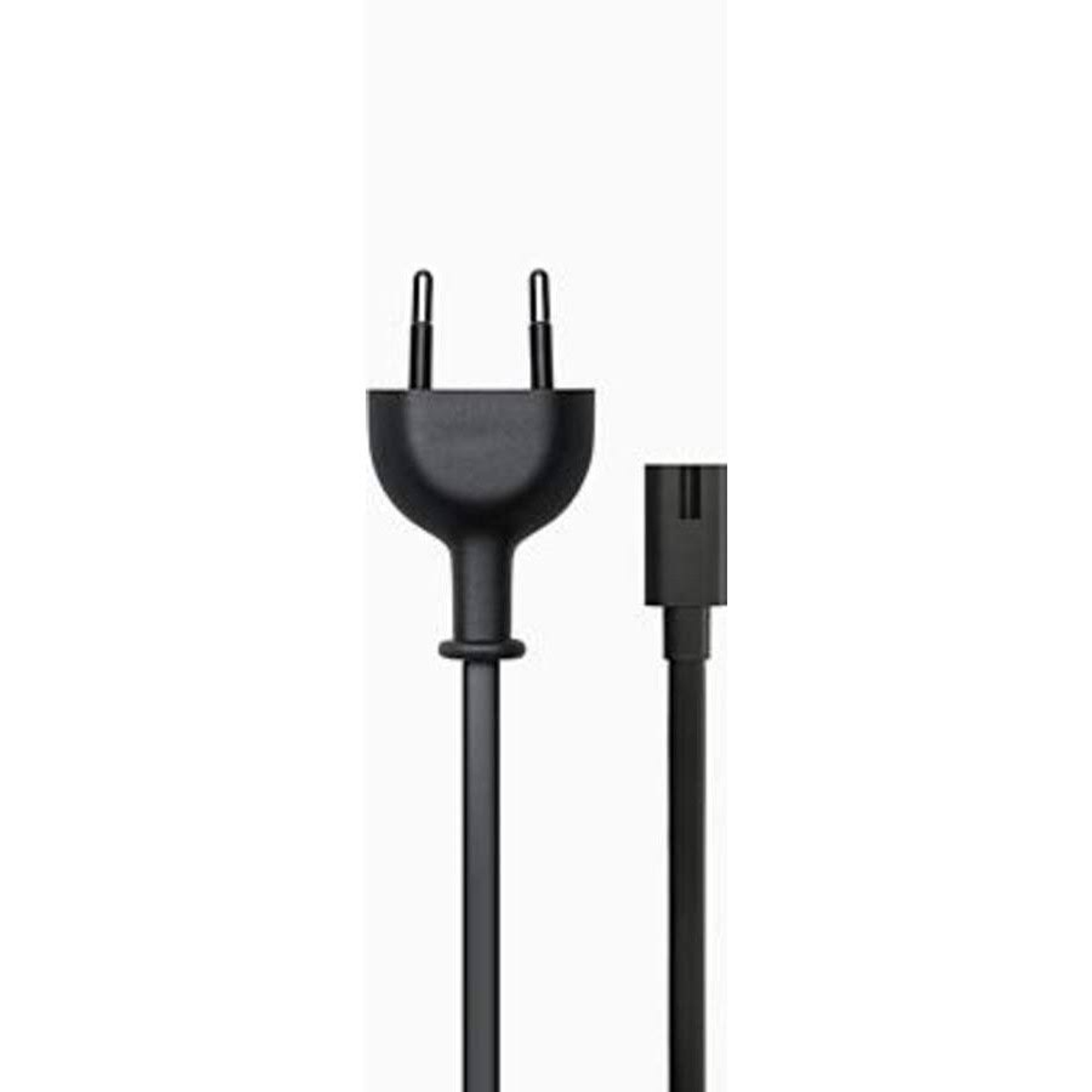 Ein schwarzes Netzkabel mit zwei Stiften und einem schwarzen Stecker vor weißem Hintergrund.