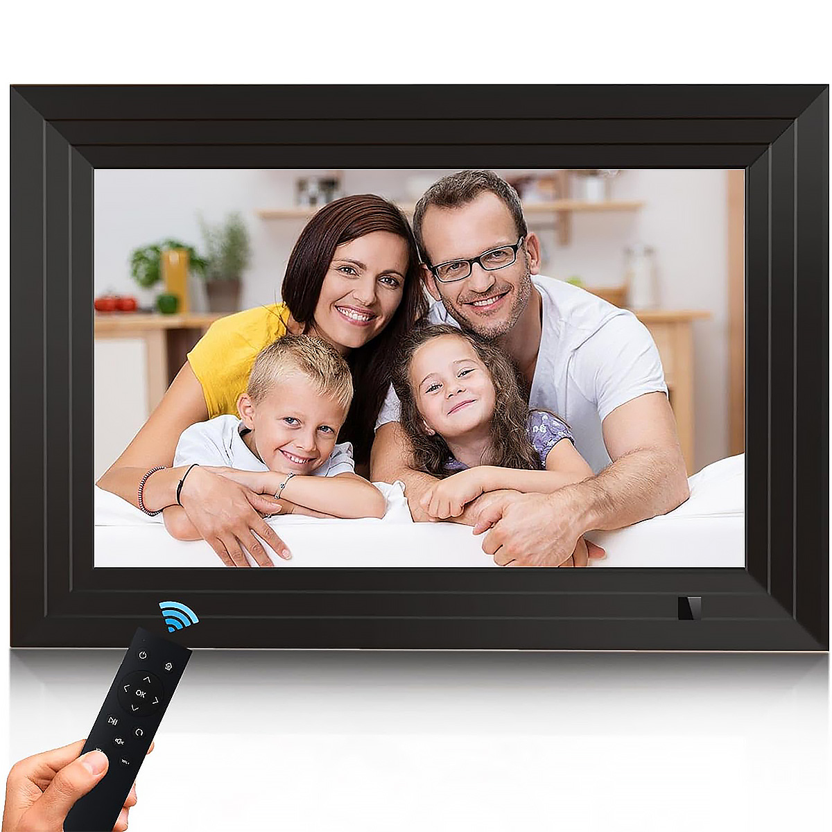 Cyfrowa ramka na zdjęcia z rodzinnym zdjęciem. Dłoń trzyma pilota.