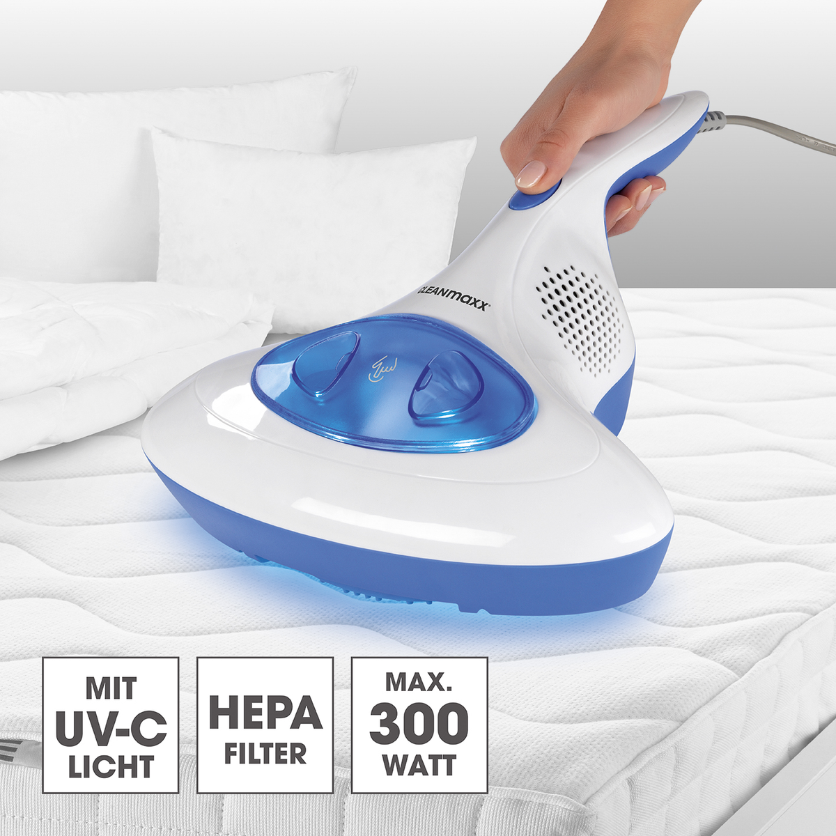Eine Person benutzt einen weiß-blauen Staubsauger auf einem Bett. Es gibt drei Textboxen.