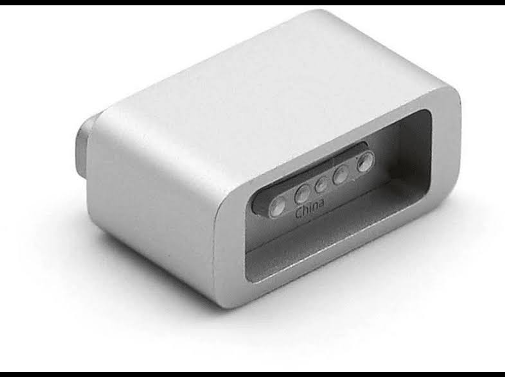 Un adaptateur Apple MagSafe argenté avec un connecteur étiqueté « Chine ».